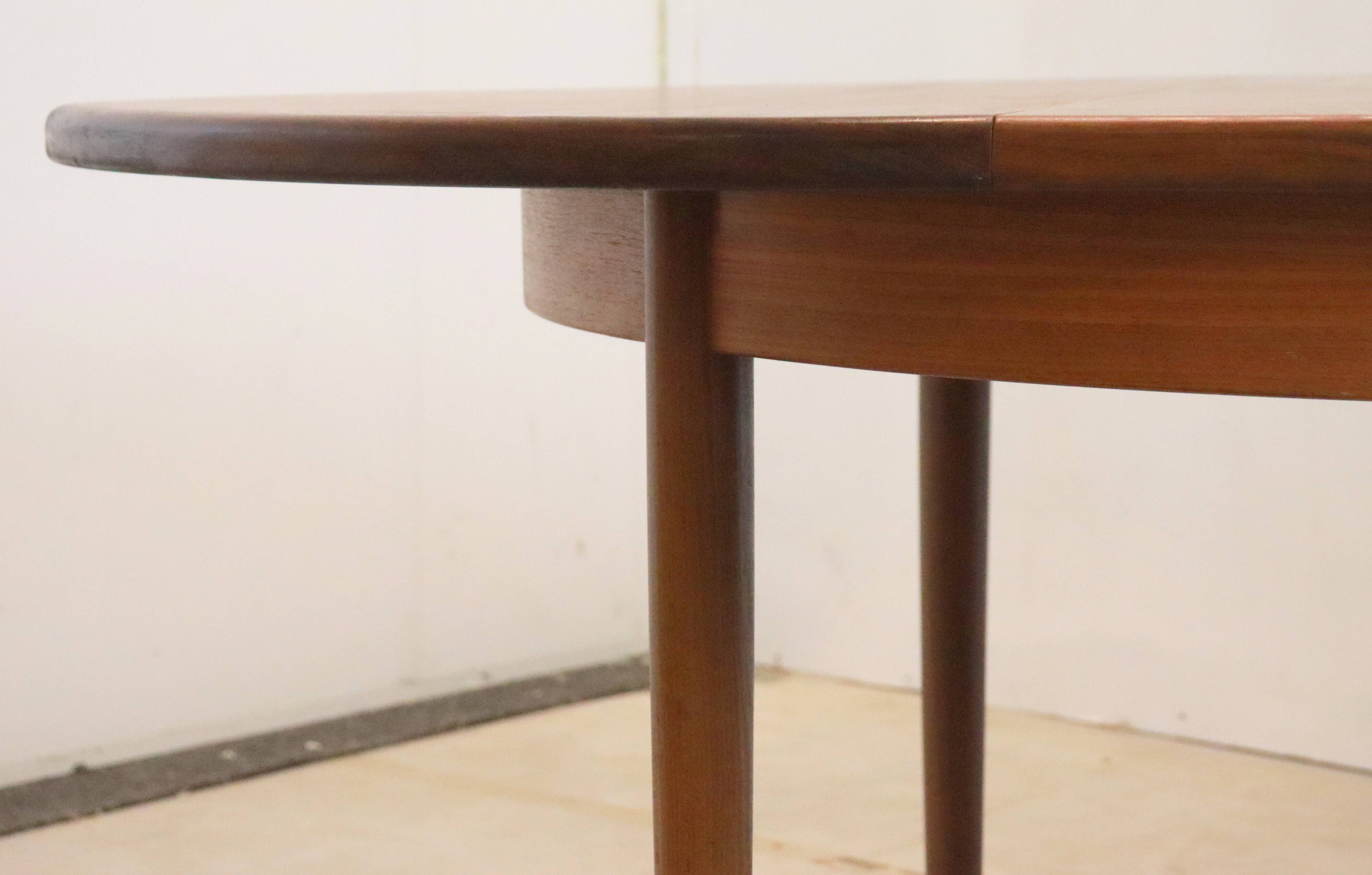 Round G-Plan vintage dining table extendable 'Prestwich'