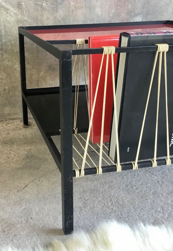 Table basse moderniste métallique à porte-revues en scoubidou design 1950