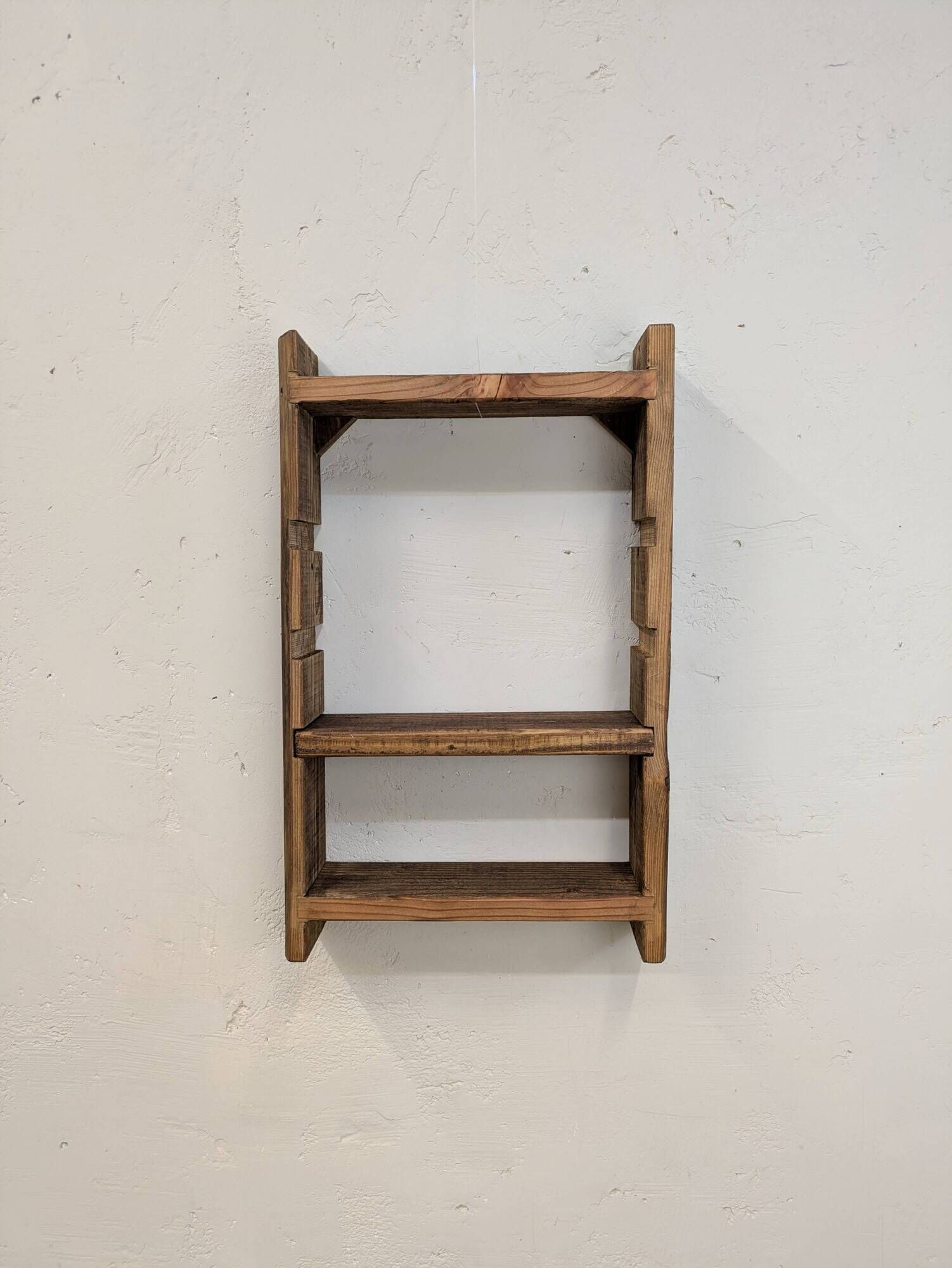 Modular shelf in raw wood with a vintage patina