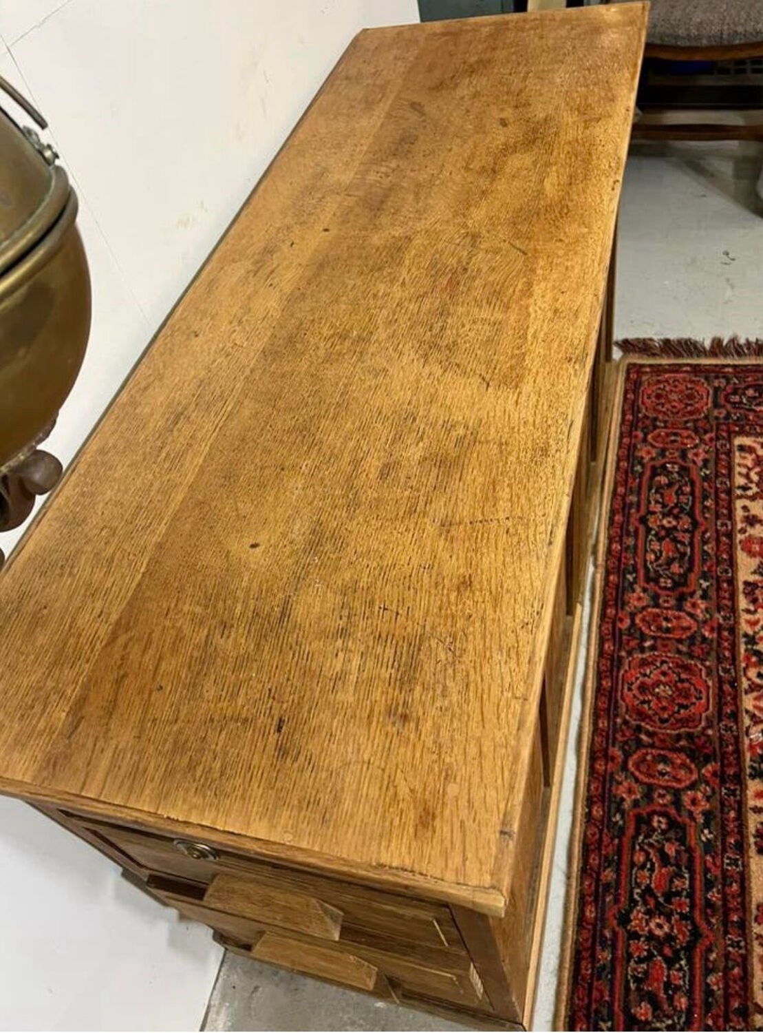 Ancien buffet en chêne à tiroirs