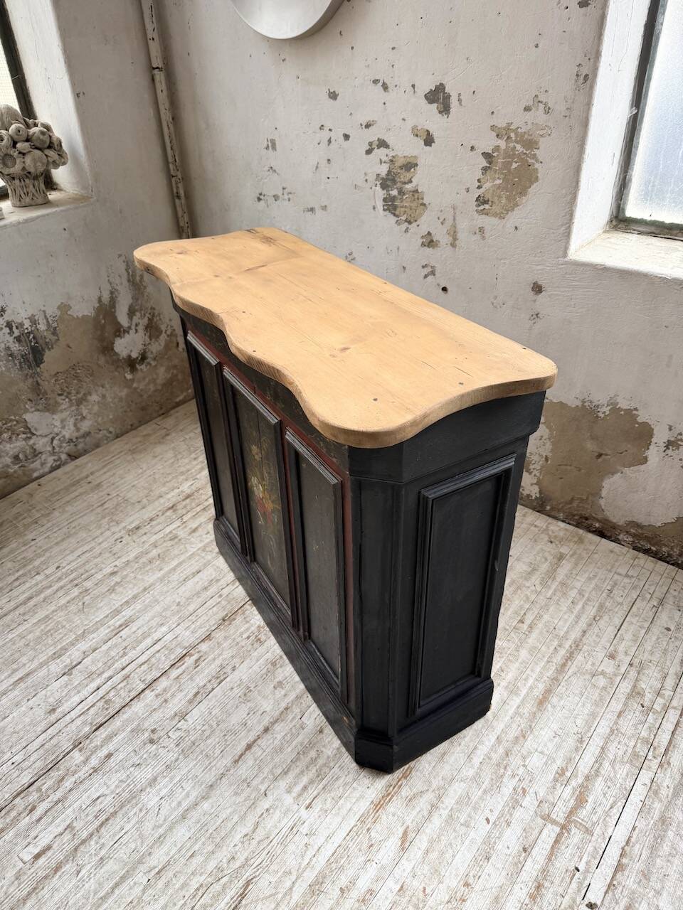 Floral 1920s trading counter