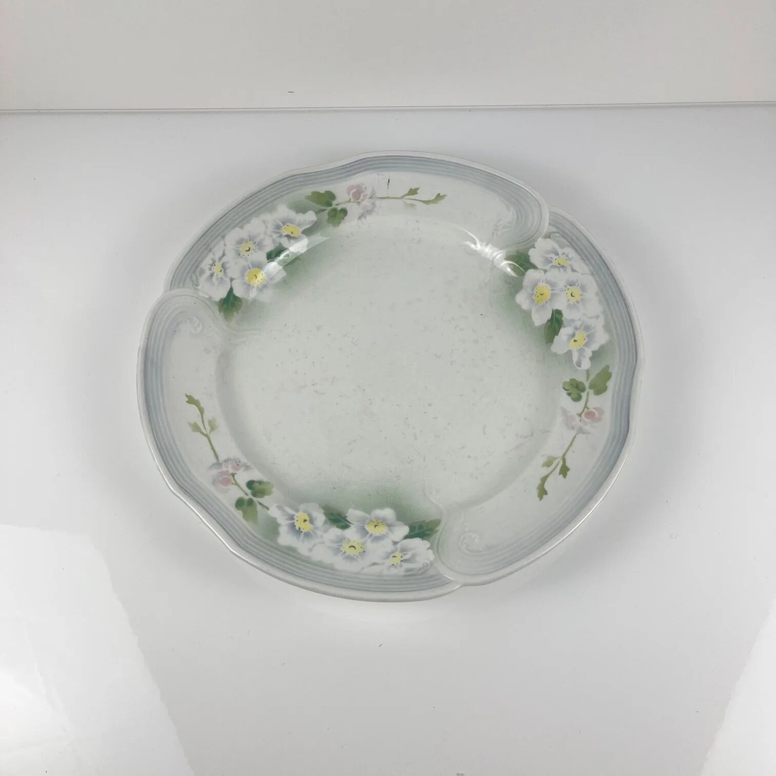 Round plate Art Nouveau KG Lunéville, model "Pommier", 1900-1930
