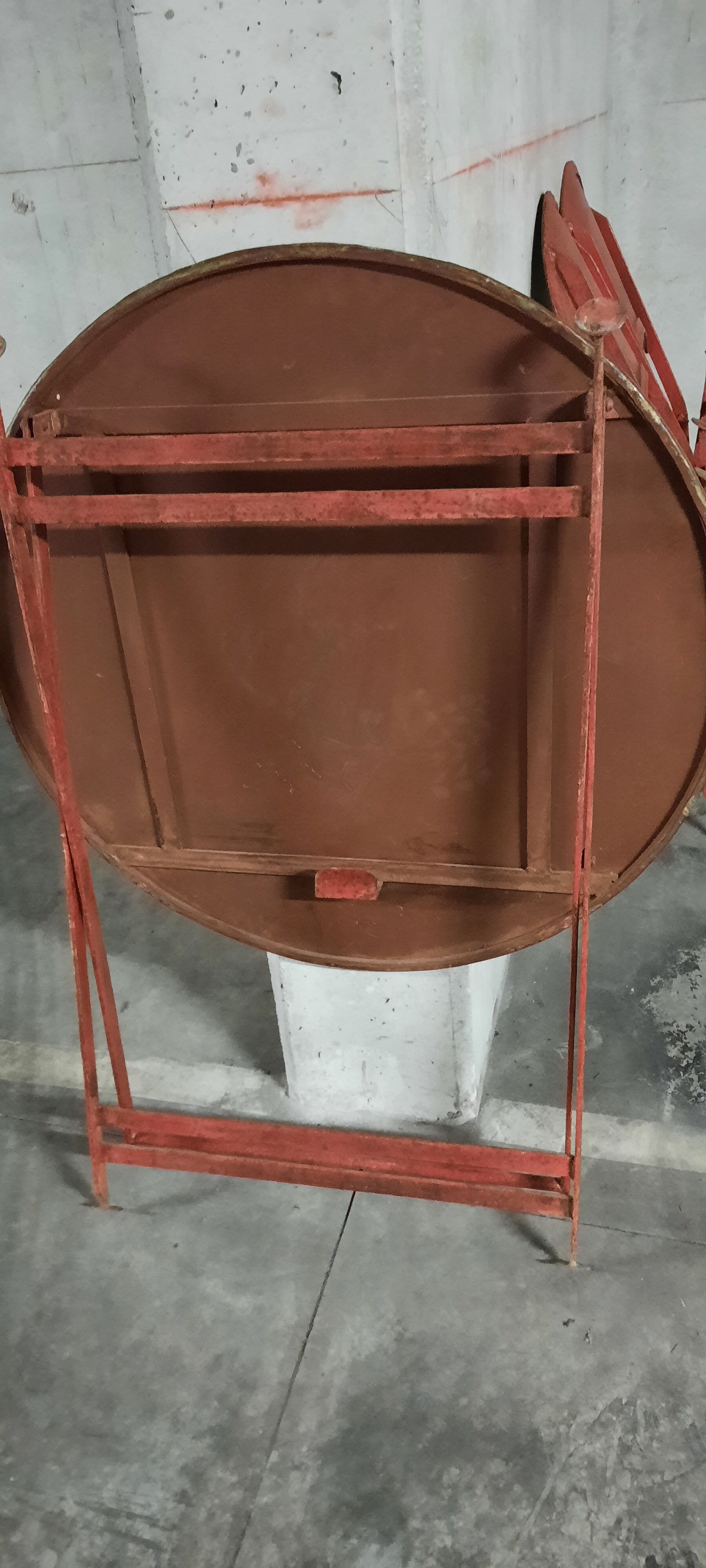 Table et chaises en tôle