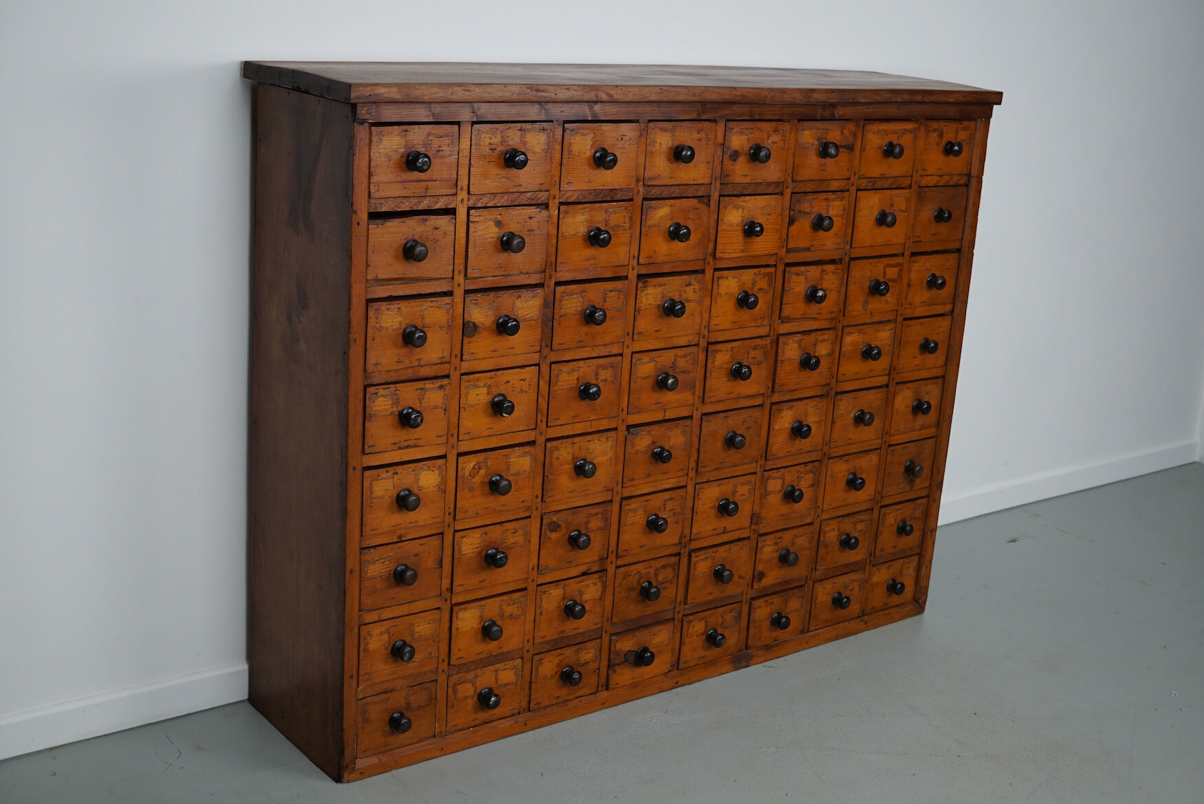 Cabinet d’atelier en pin vers 1930