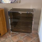 Vitrine en métal chromé et verre fumé. 1970. Italie. 100x78x38.