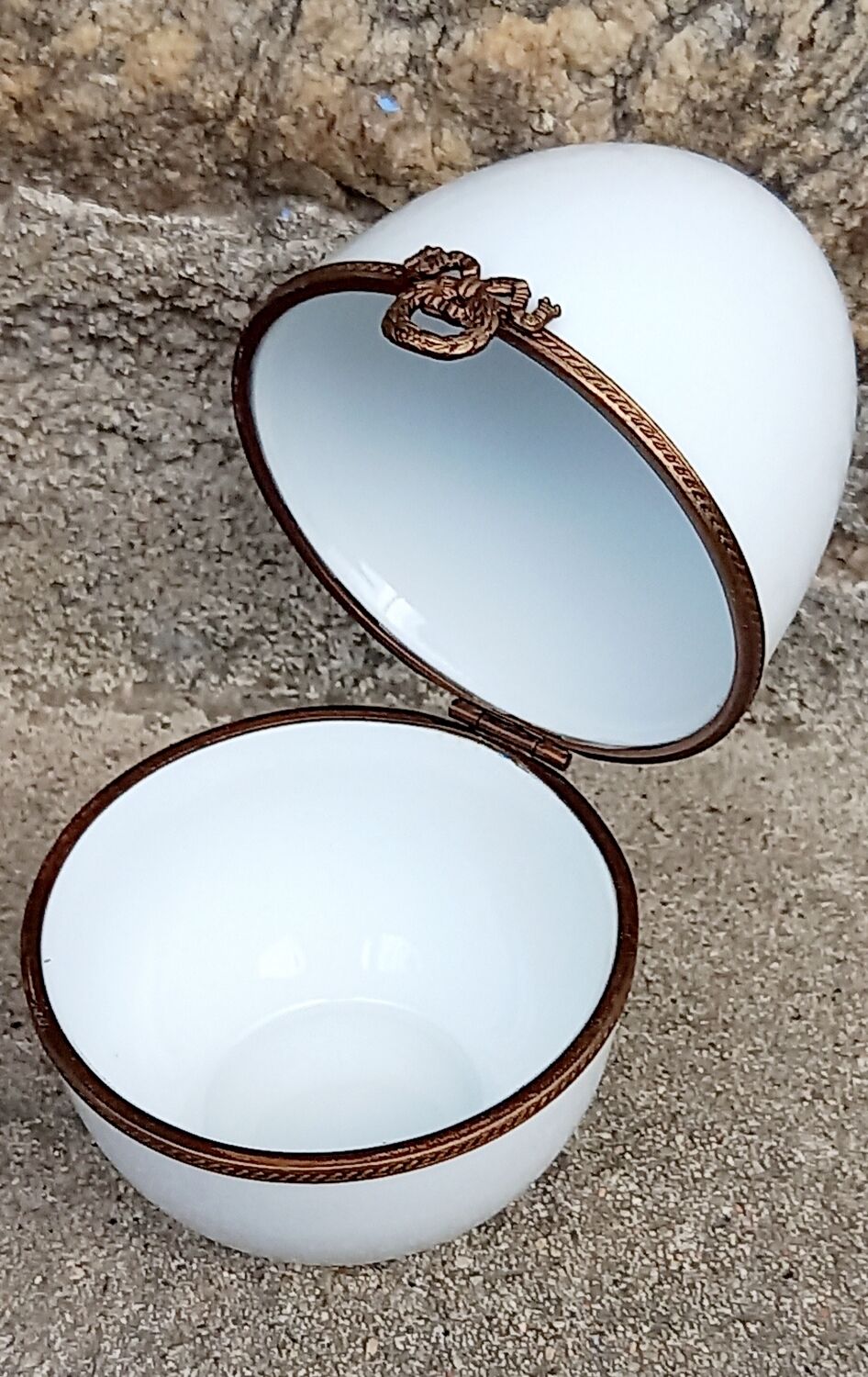 Porcelain egg box