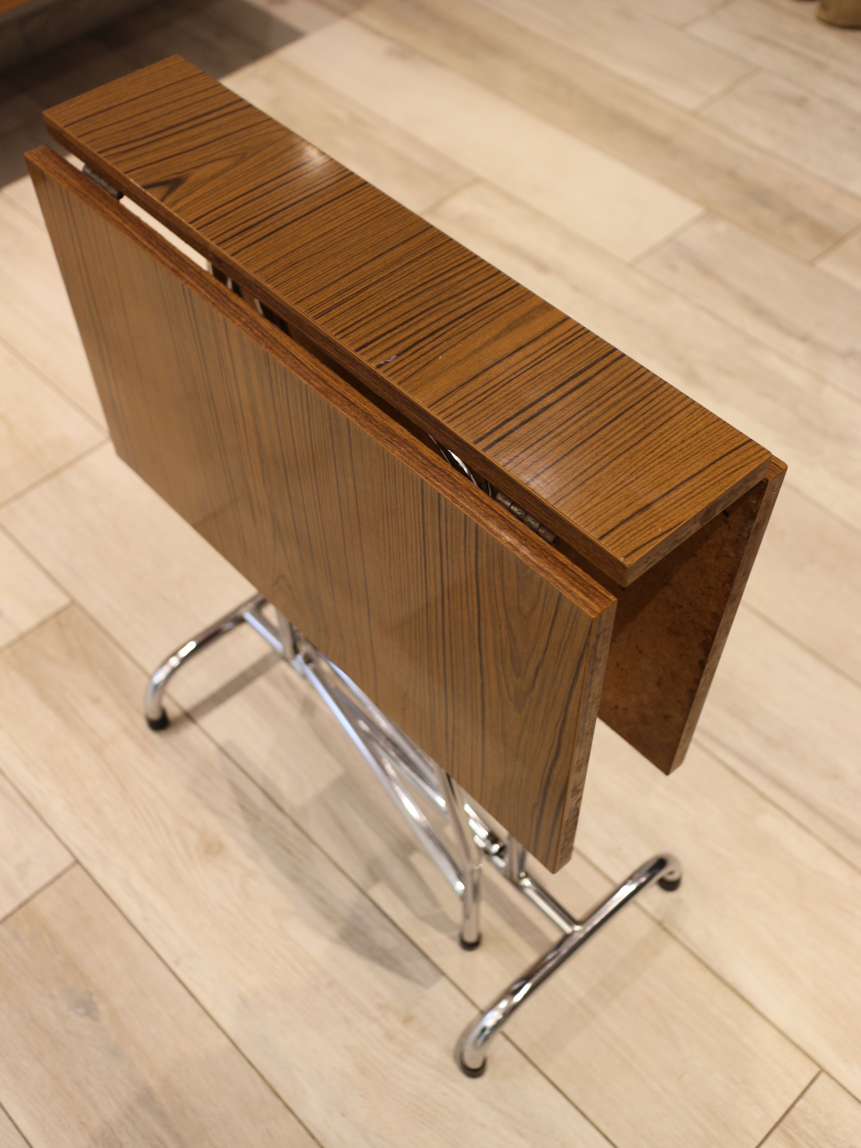 Table in folding brown Formica