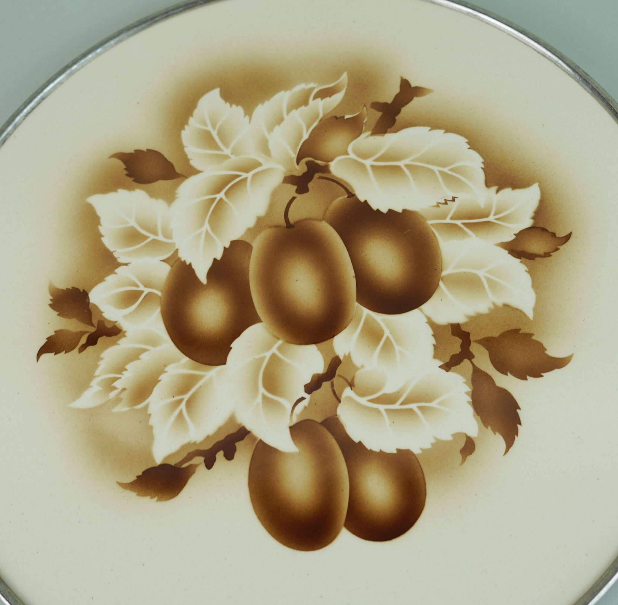 Assiette à gâteau en céramique et métal décor prune art déco