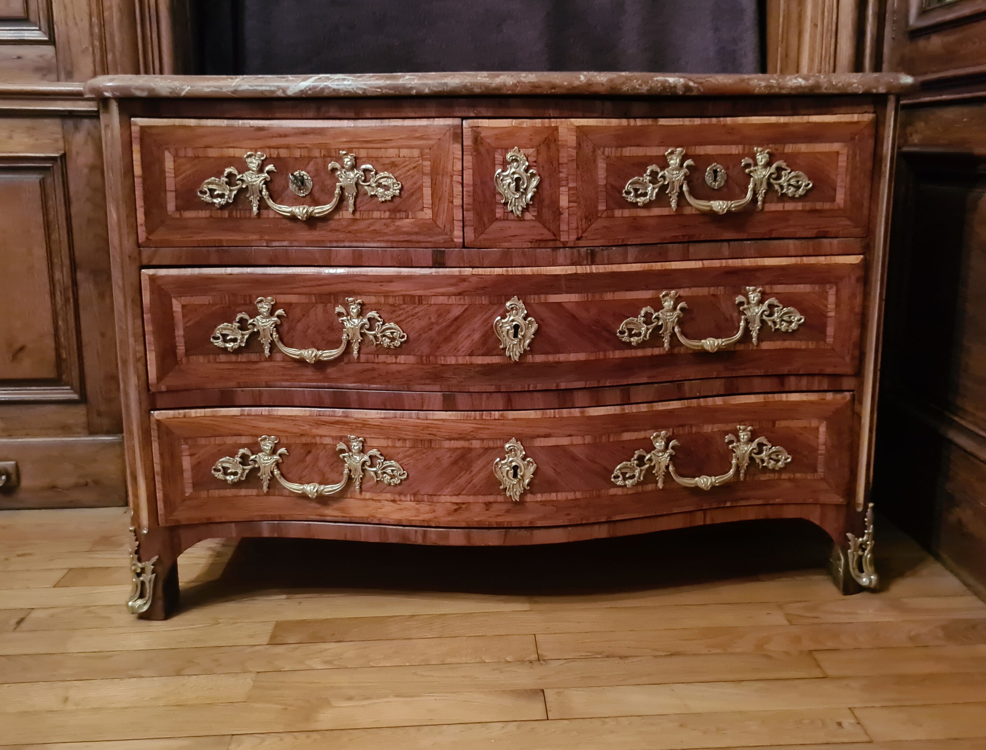 Regency period chest of drawers in veneer circa 1730