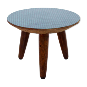 Pedestal carries tripod plant