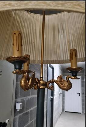 Lucien Gau Lampadaire Empire vert laqué à trois lumières