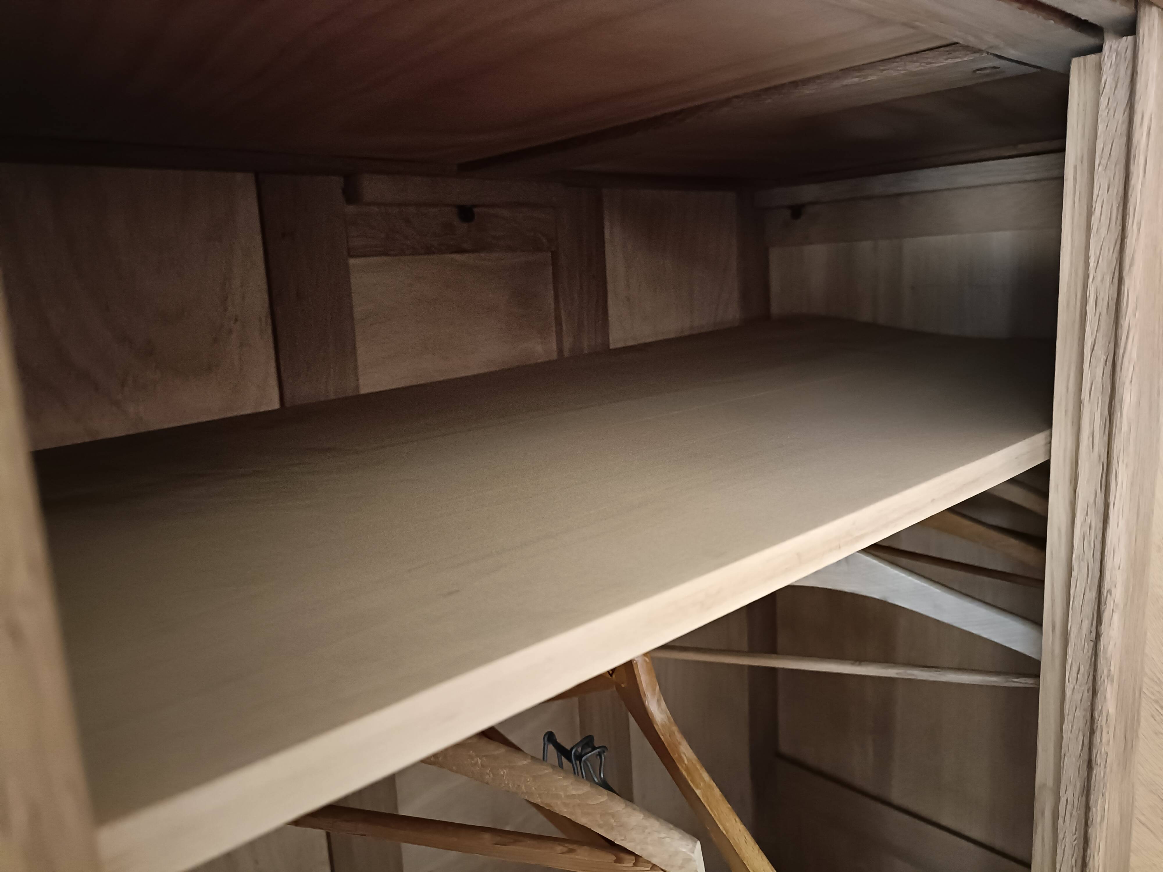 Wardrobe/sliding doors and tapered legs