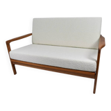 Canapé des années 60, en teck et bouclé blanc.