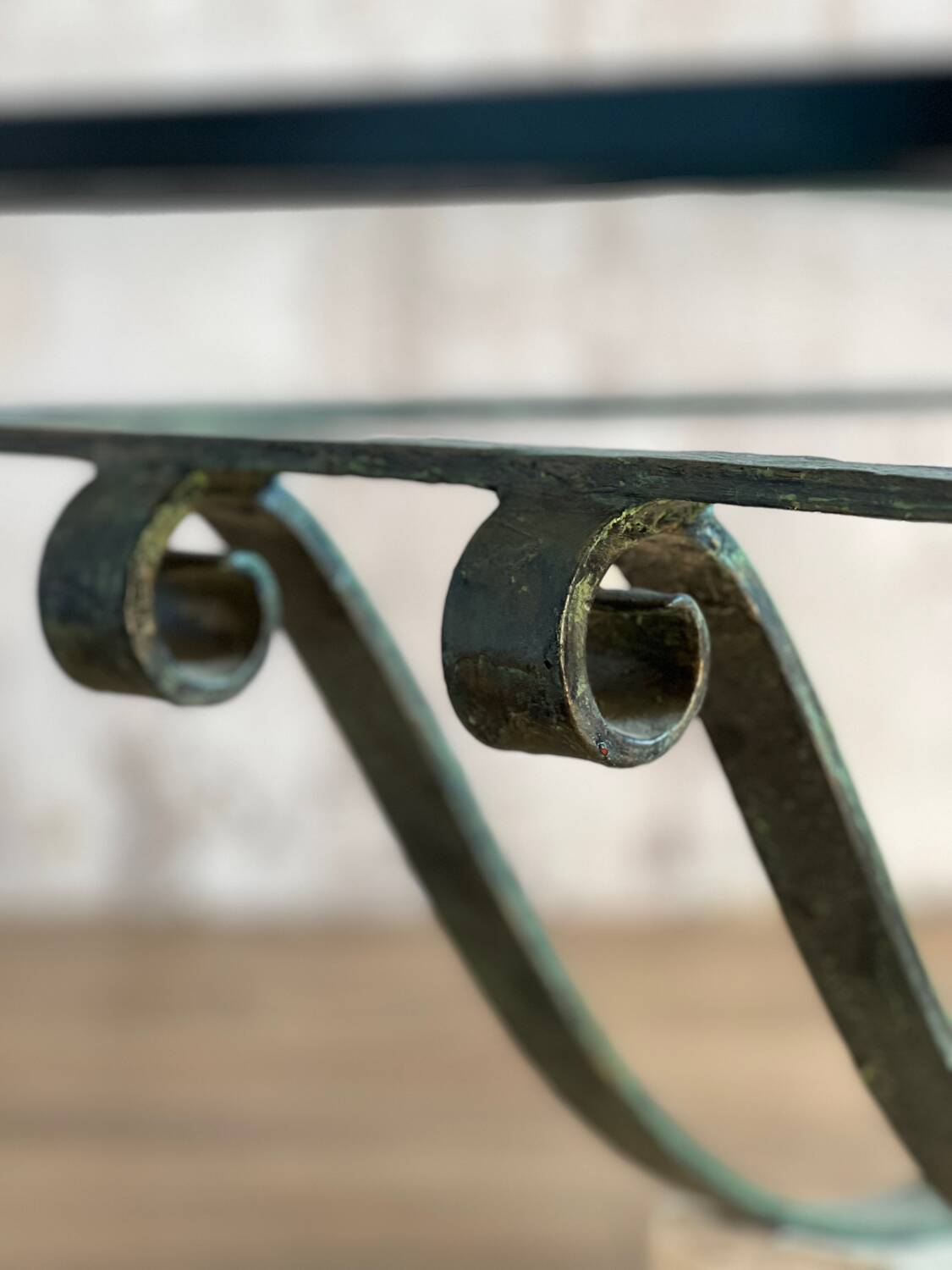 Table basse en verre et métal patine antique
