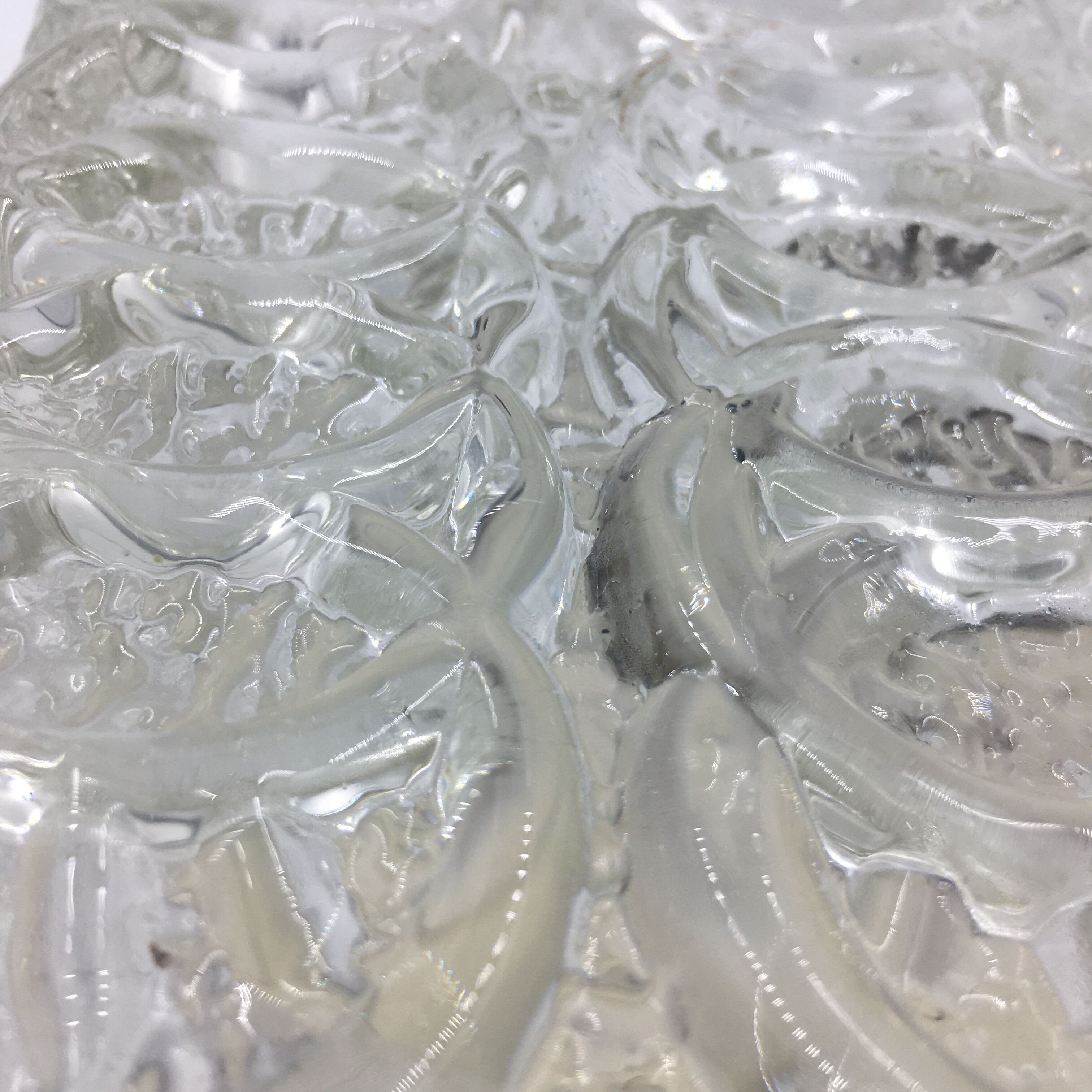 Ceiling lamp in molded glass in relief