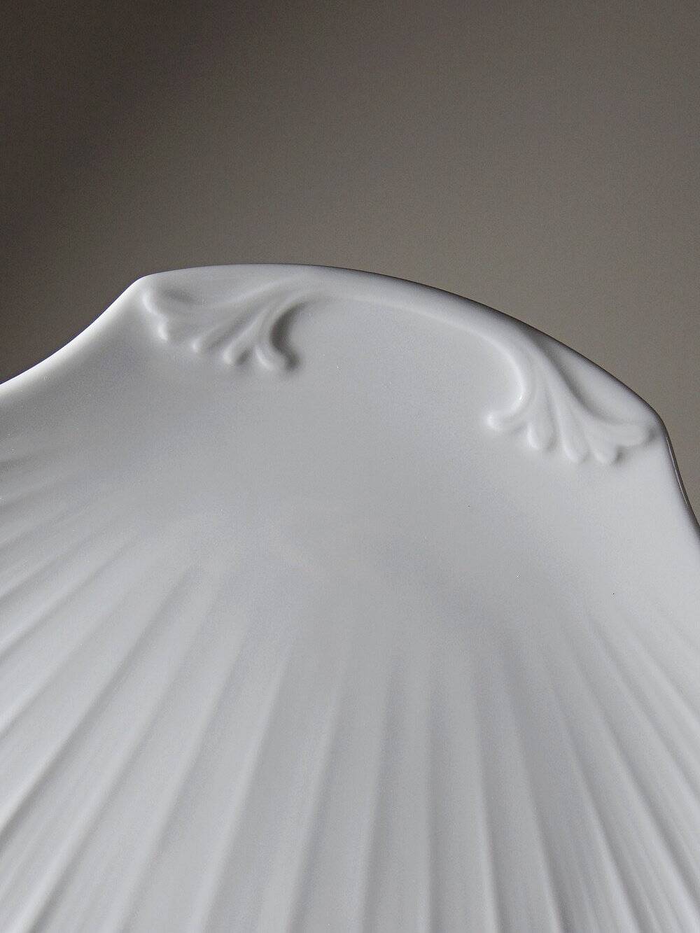 3 vintage flat plates with scallop shells, fine porcelain from Limoges.