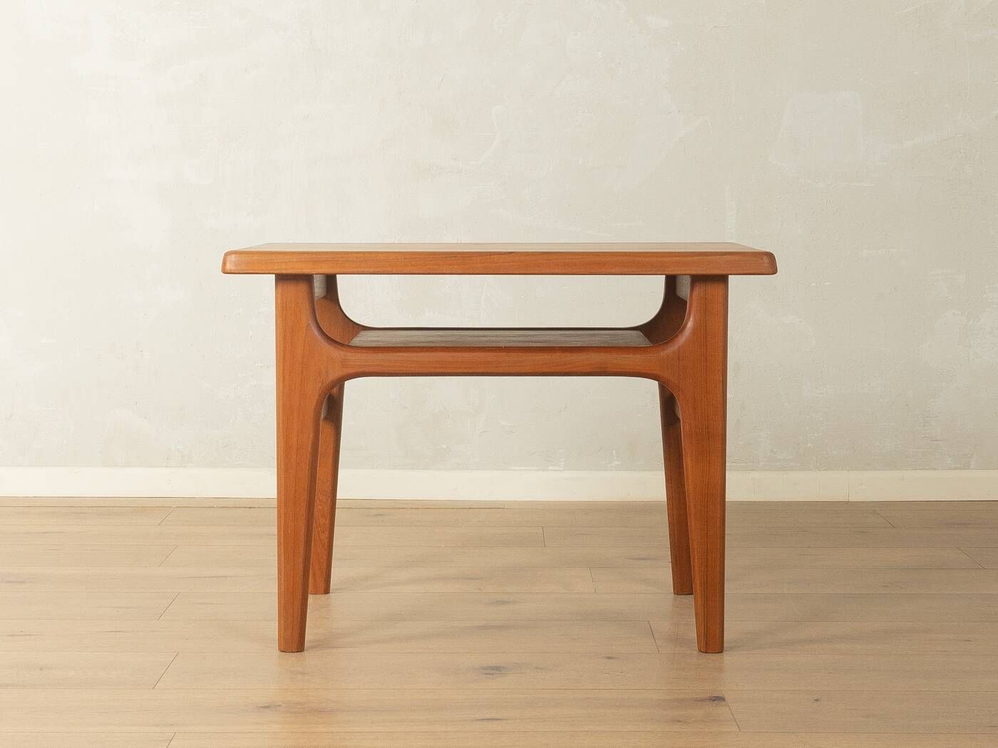 Table d'appoint élégante des années 1960 par Niels Bach A/S