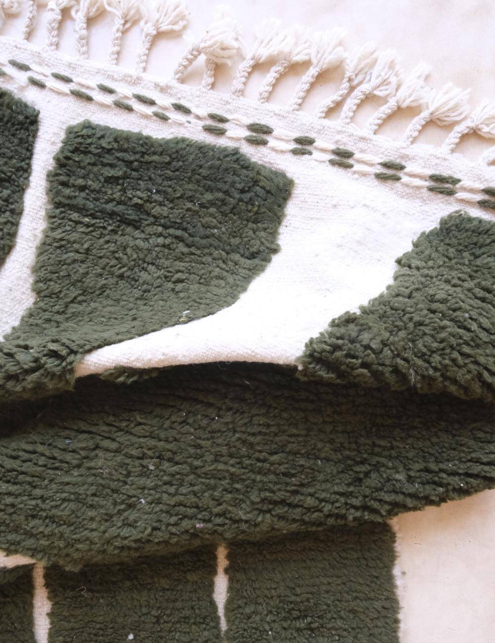 Contemporary Green Rug - 294 x 216 cm