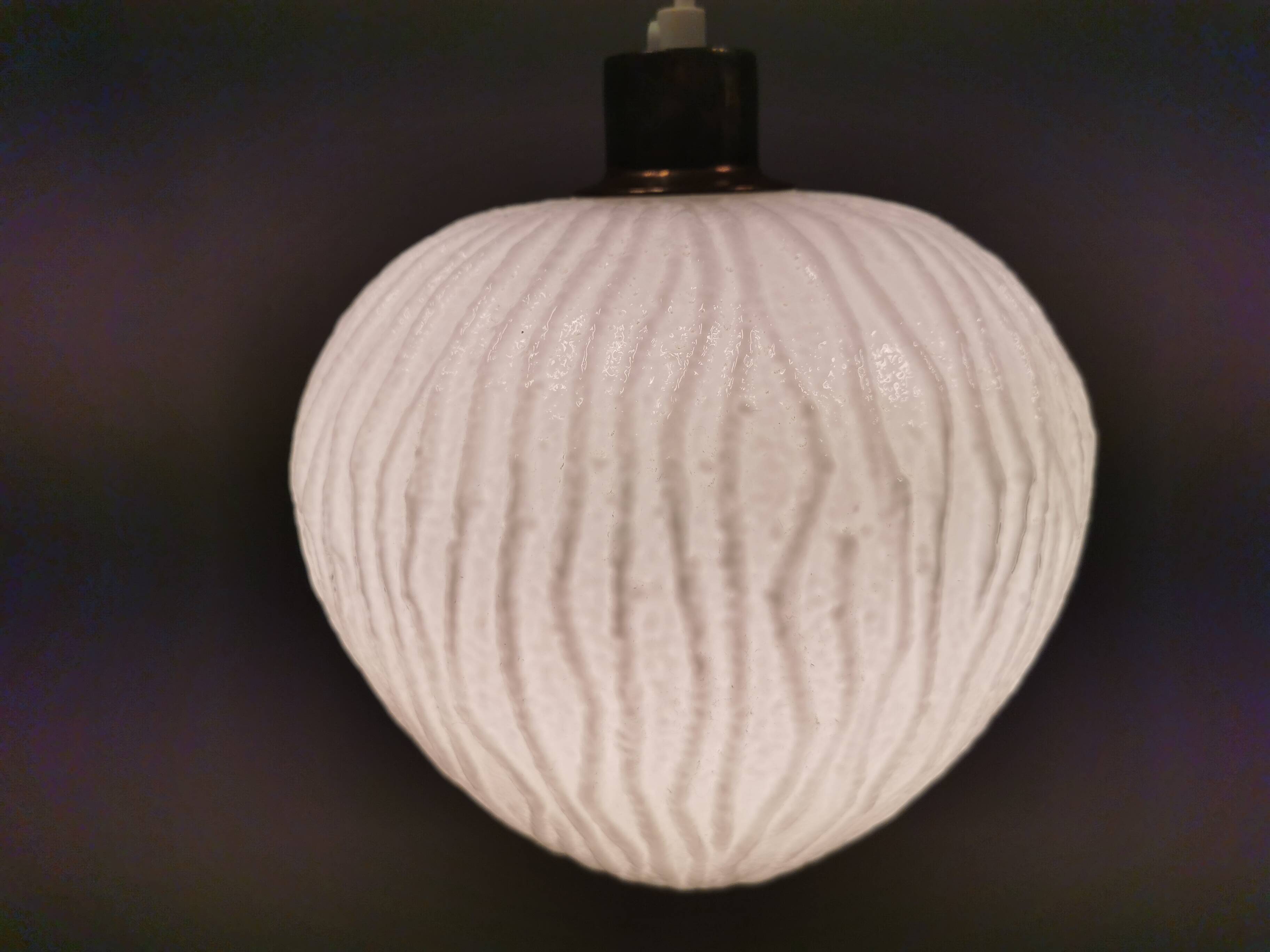 Suspension danoise en verre blanc laiteux ,années 1960.