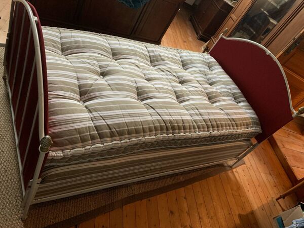 Lit ancien en métal