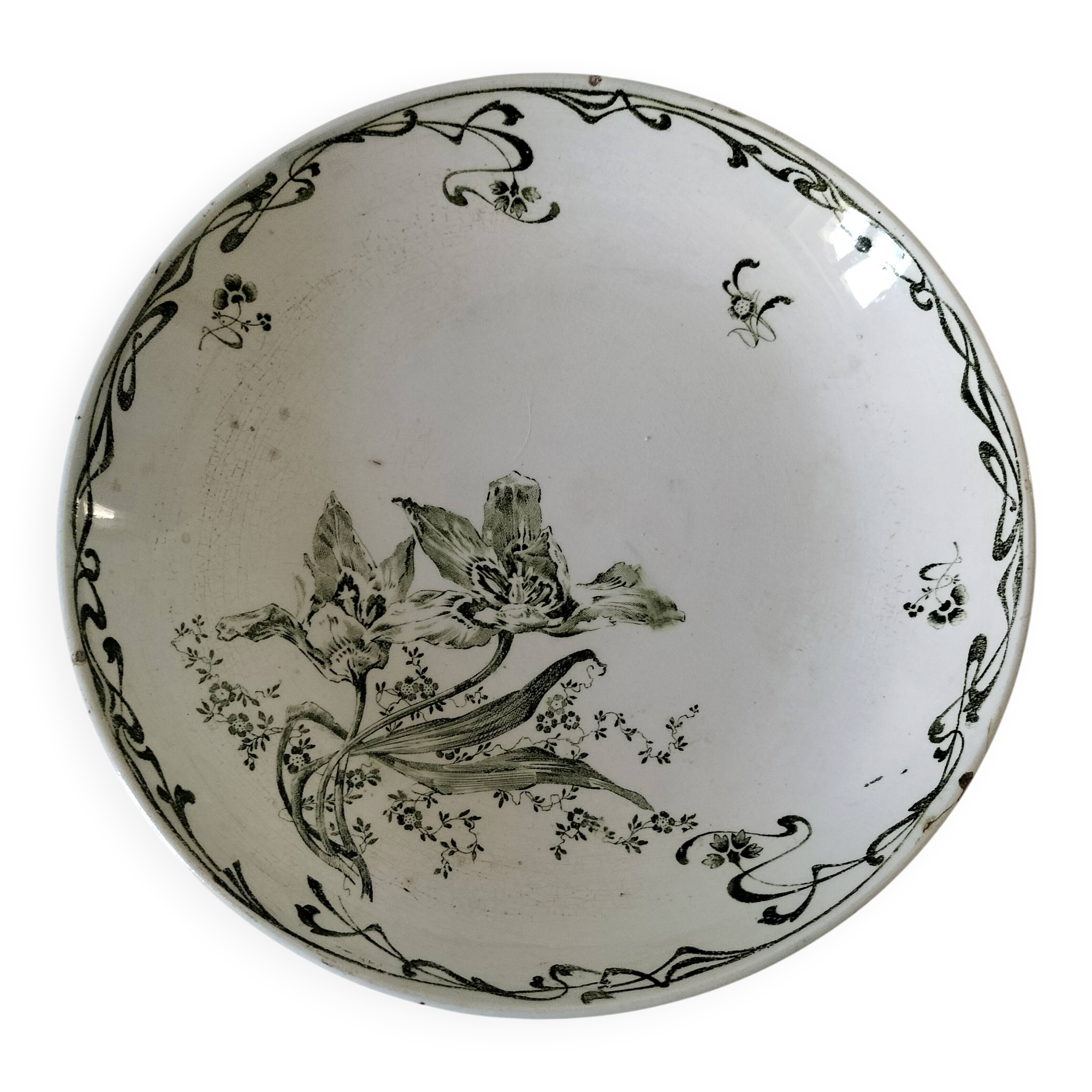Plate on pedestal Iris Creil Montereau Terre de Fer from the 1900s