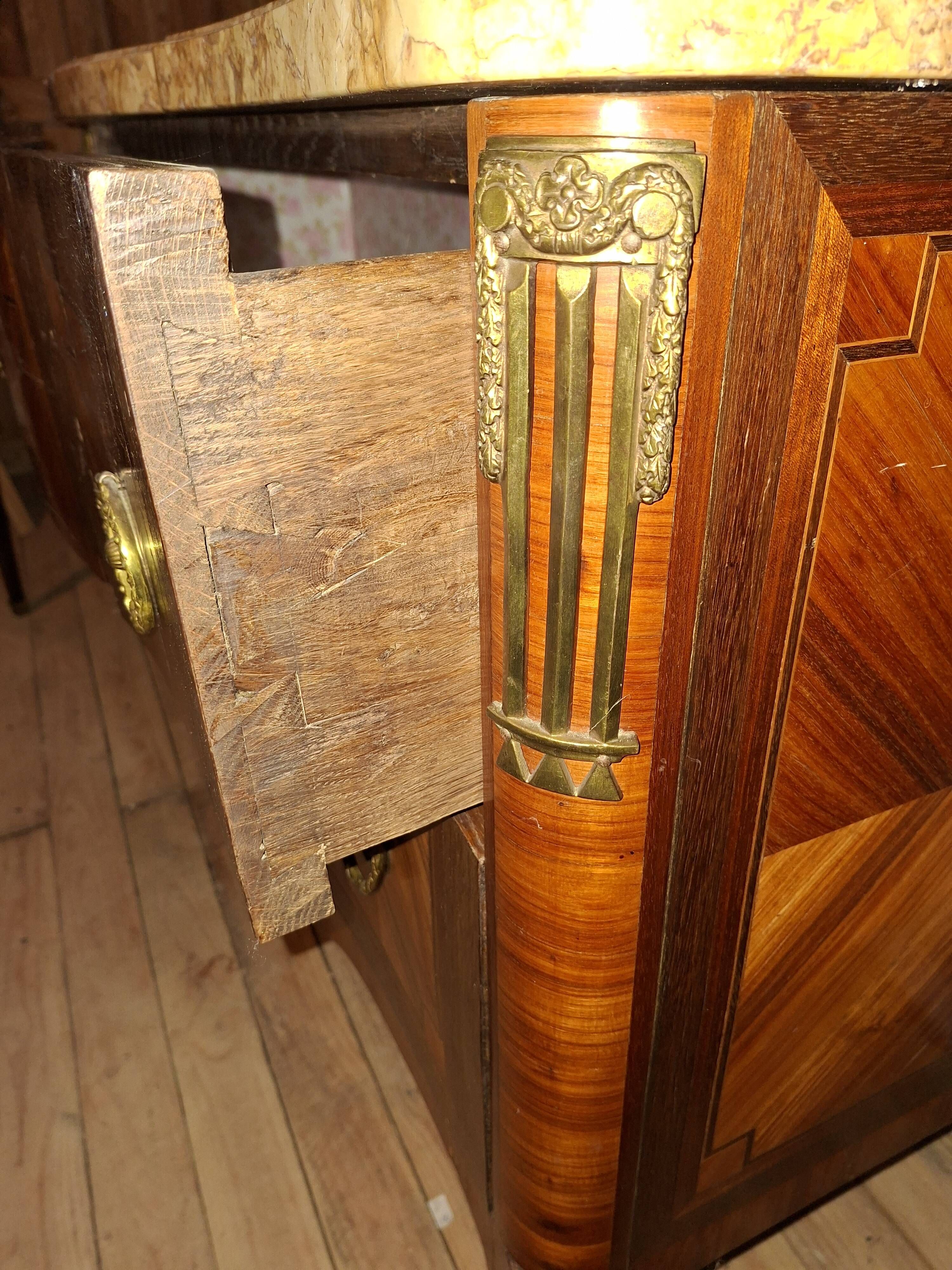 Commode transition Louis XV – Louis XVI en marqueterie, XVIIIe siècle (om)