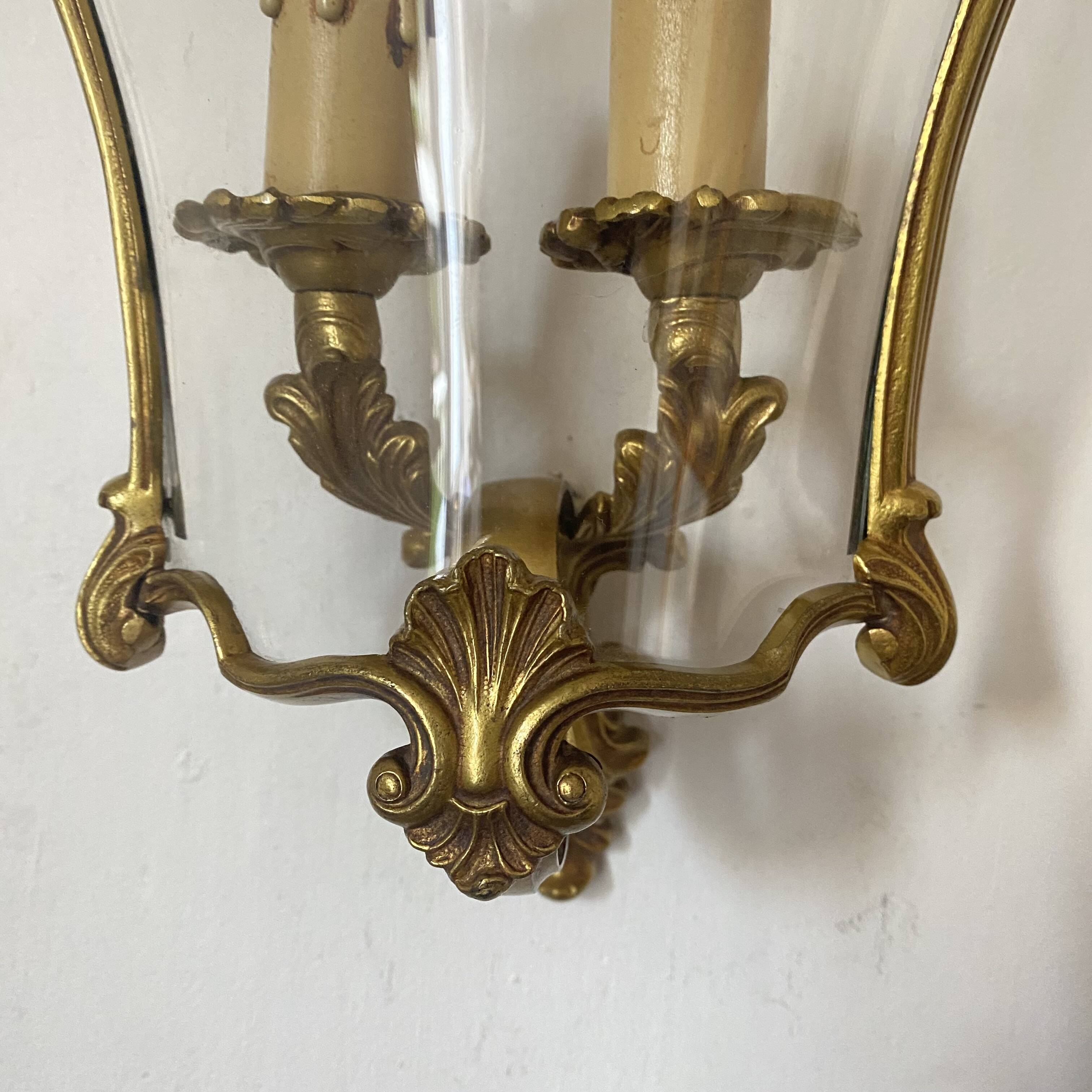 Wall lamp in Louis XV style in brass, shell decoration.