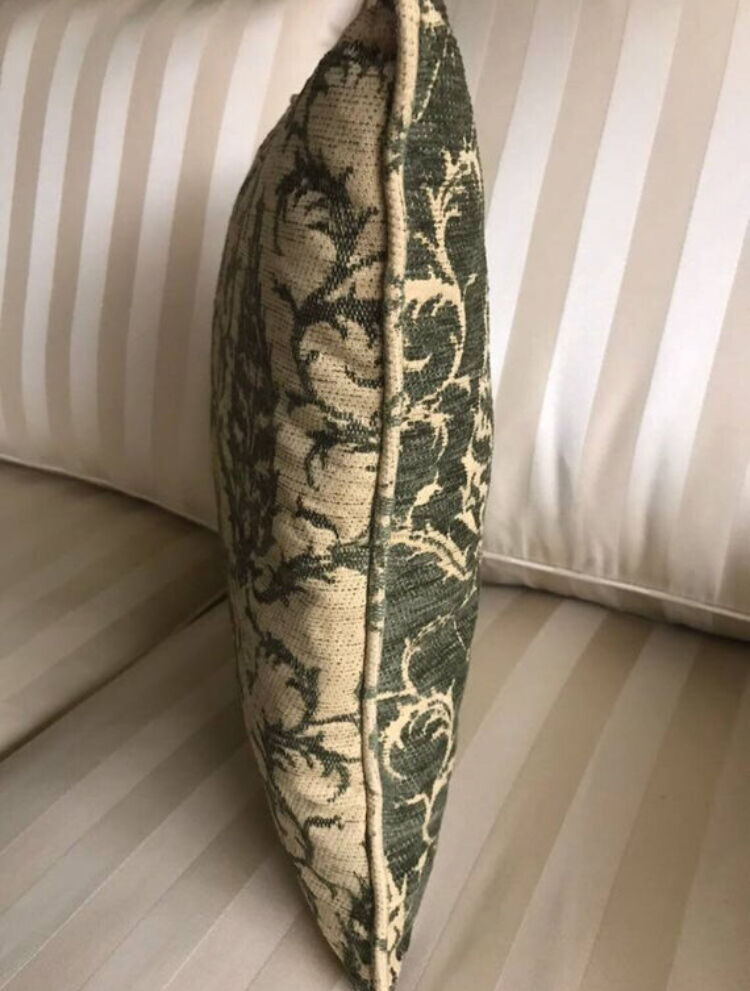 Decorative pillow case in velvet with ottoman turkish 16th century motifs