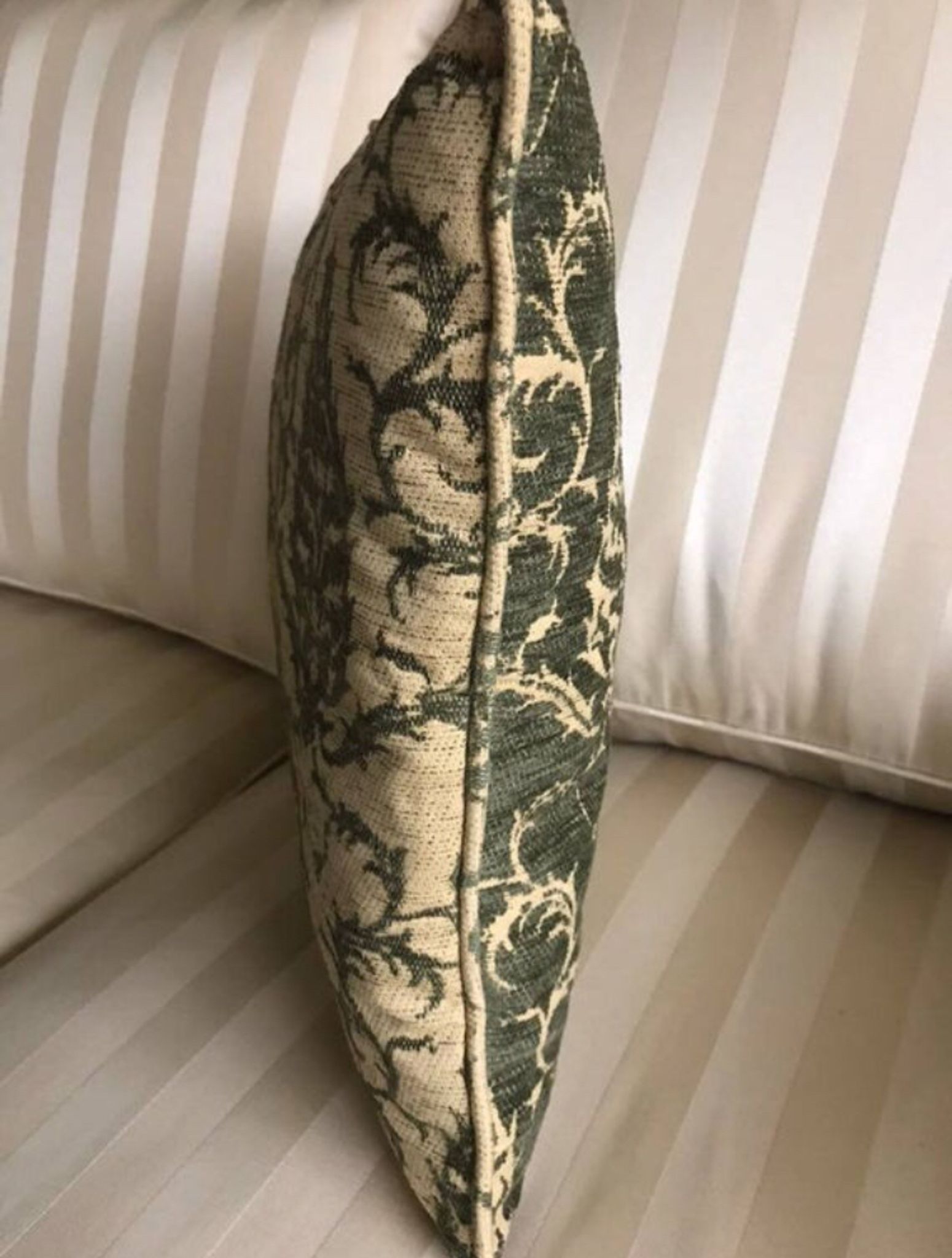 Decorative pillow case in velvet with ottoman turkish 16th century motifs