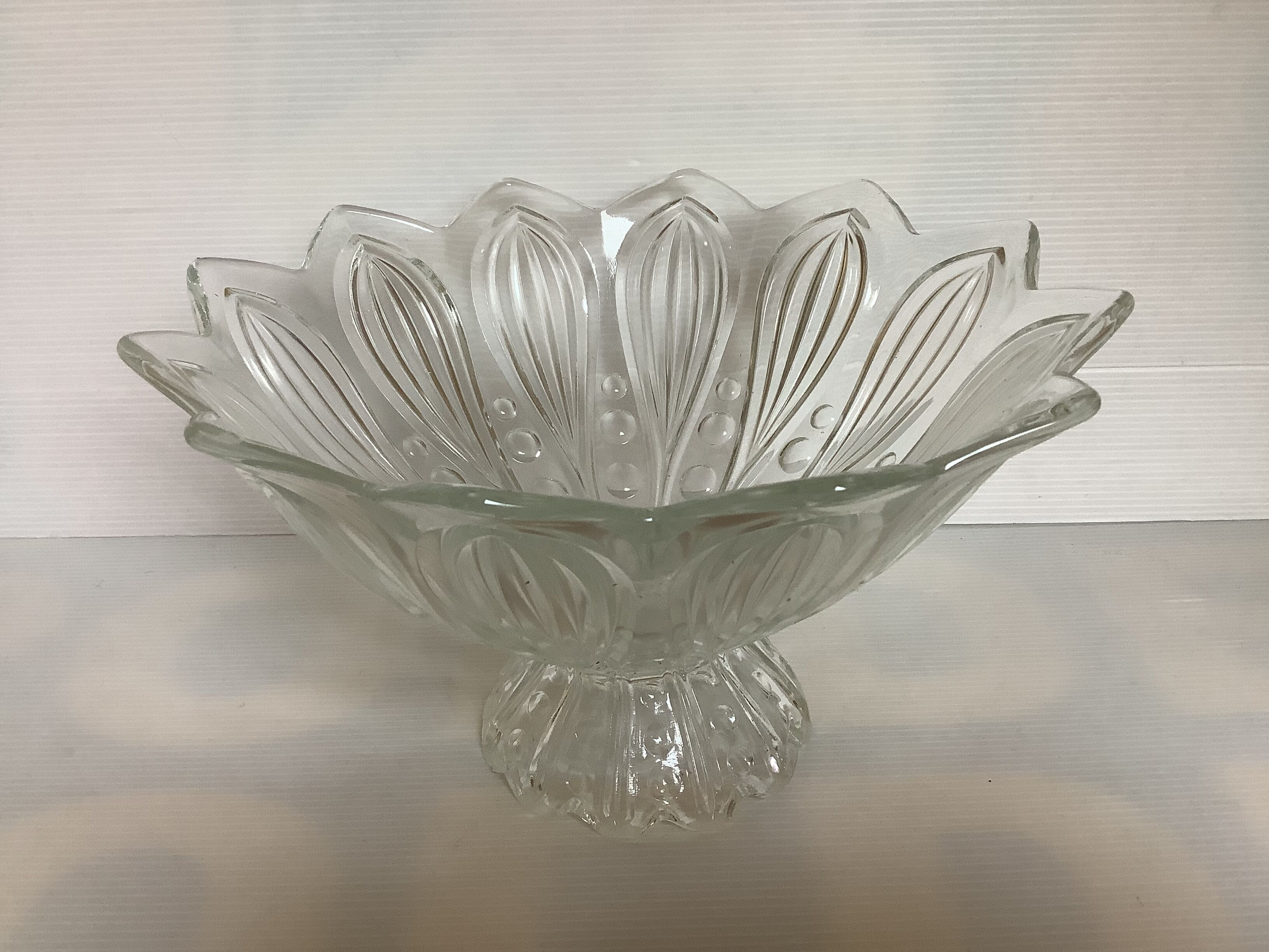 Old flower-shaped bubble round footed cup