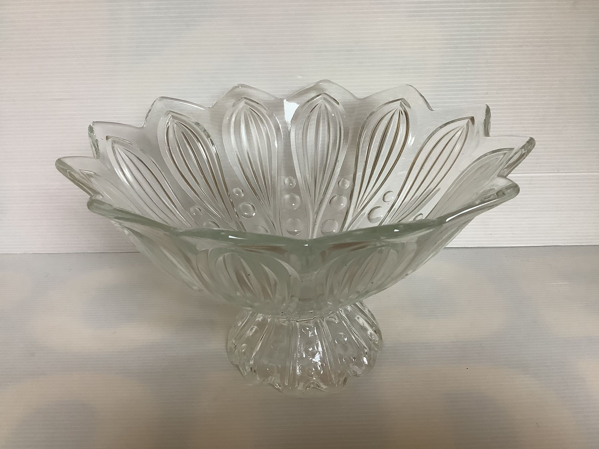 Old flower-shaped bubble round footed cup