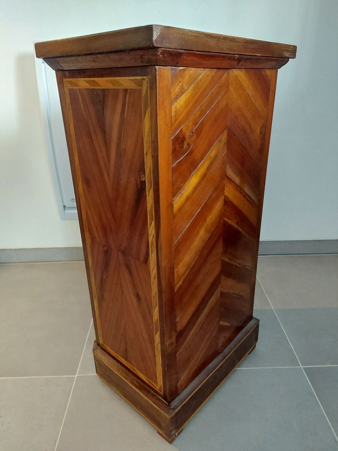 Antique chest of drawers