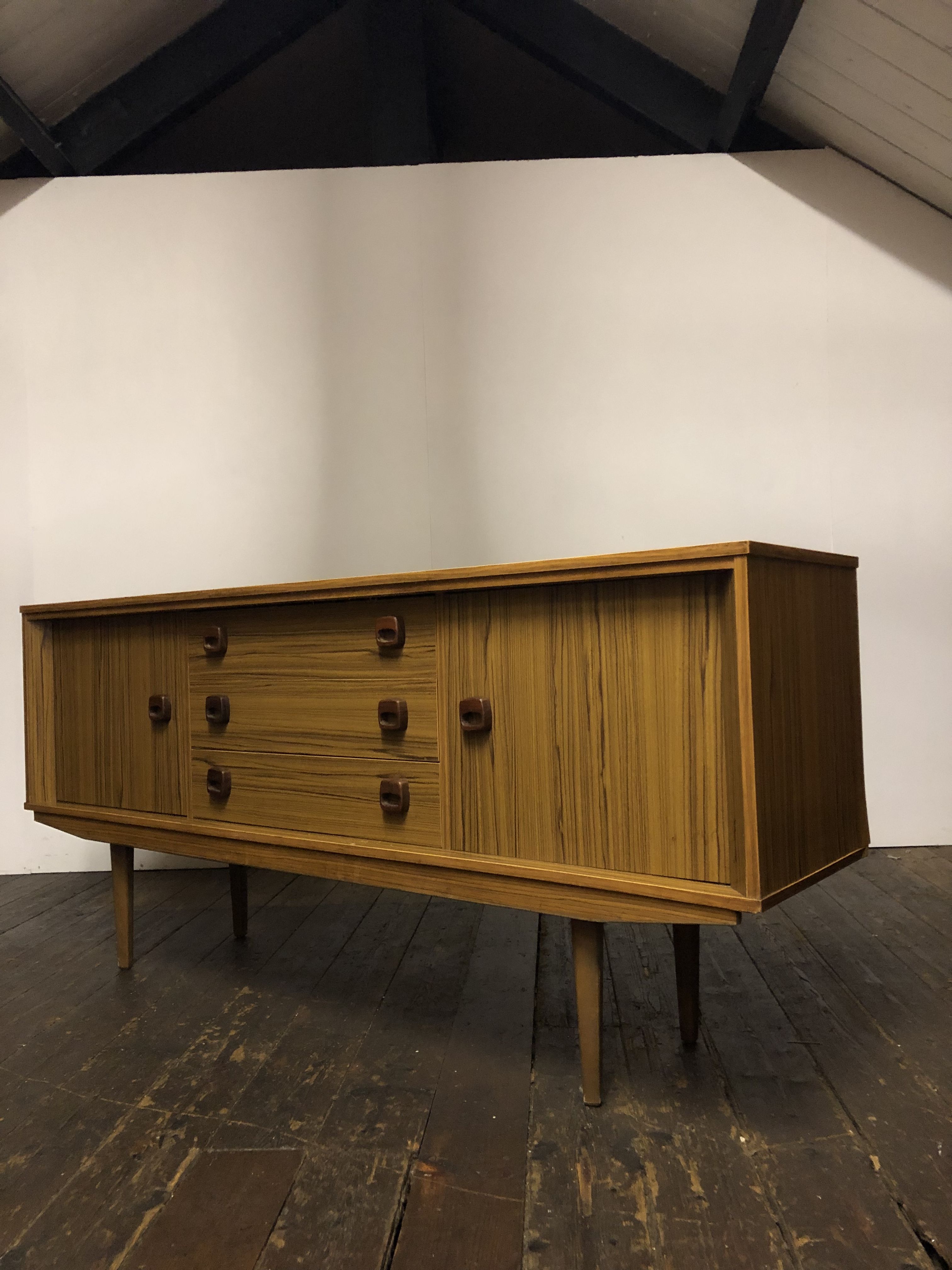 Vieille buffet milieu du siecle en teck design scandinave danois des années 70