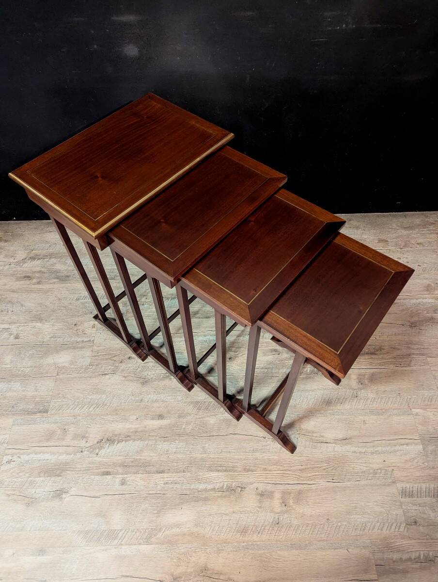 Série de 4 tables gigognes de style Louis XVI