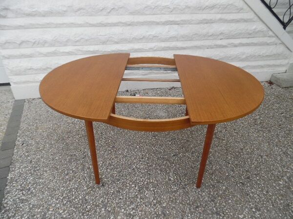 Scandinavian style roundtable