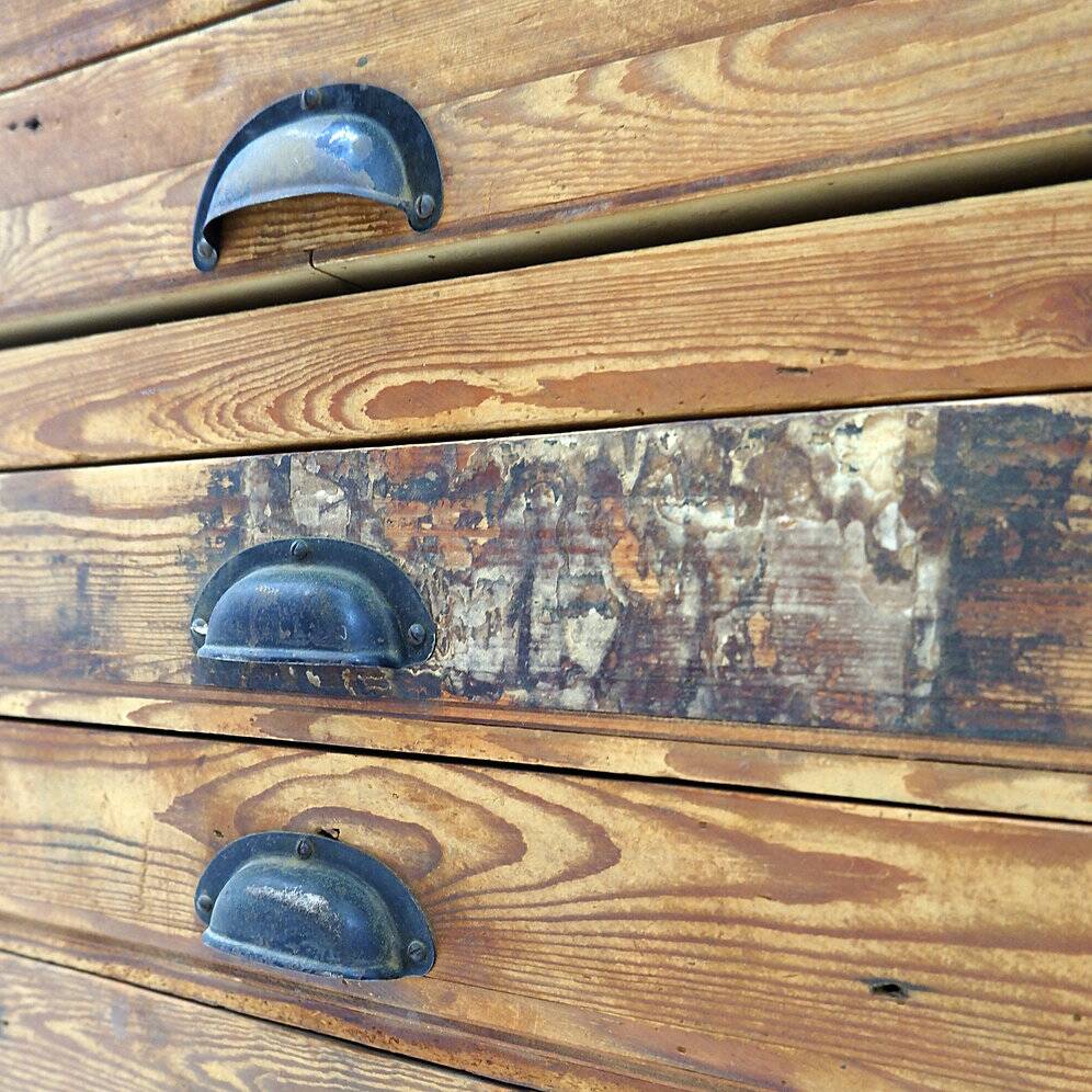 Industrial workshop furniture in pine with 10 drawers, circa 1940.