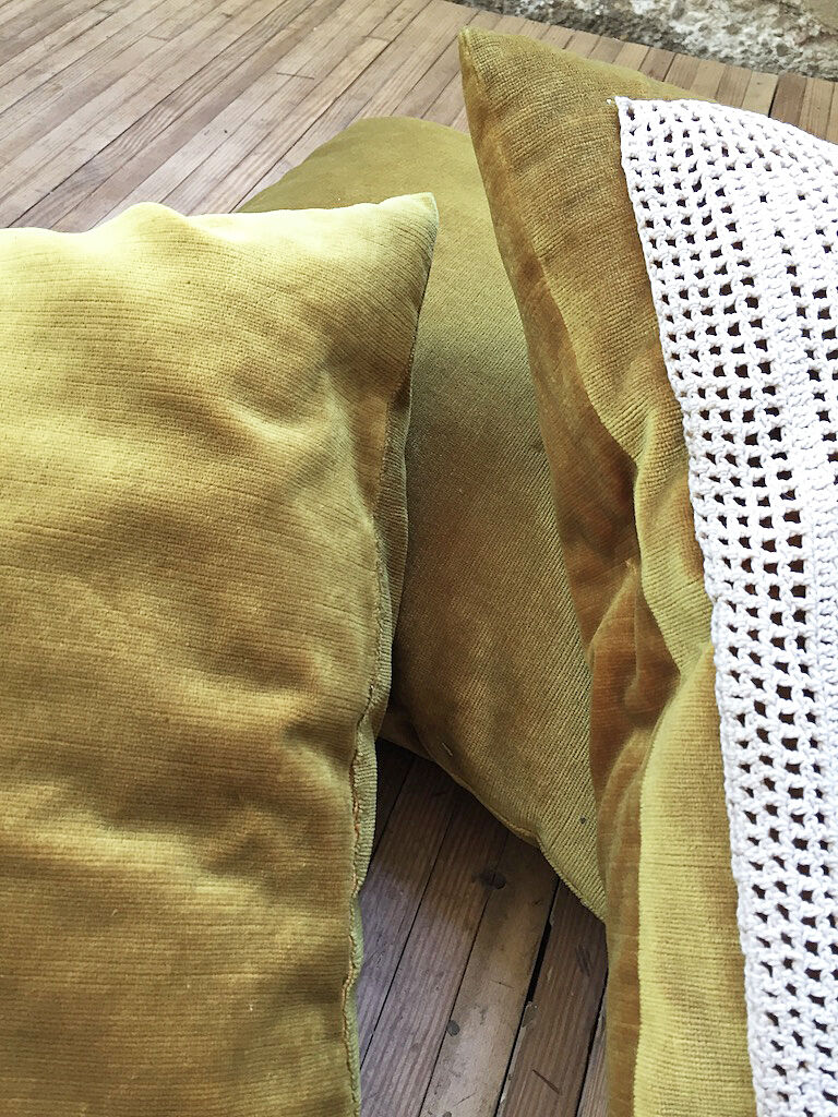 Lot of 3 yellow velvet cushions