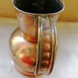 Cruche antique en cuivre rouge