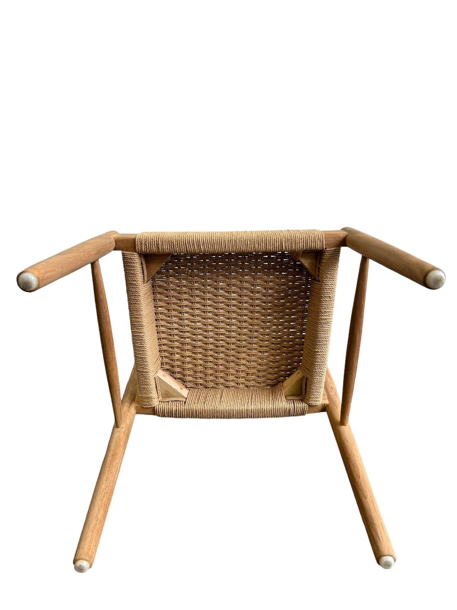 Chaise en bois massif avec assise tressée