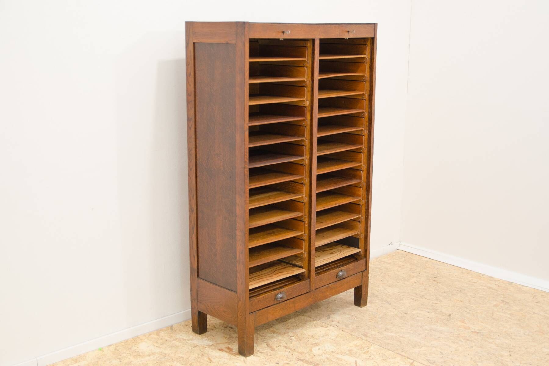 Armoire à stores moderniste, années 1930, Tchécoslovaquie