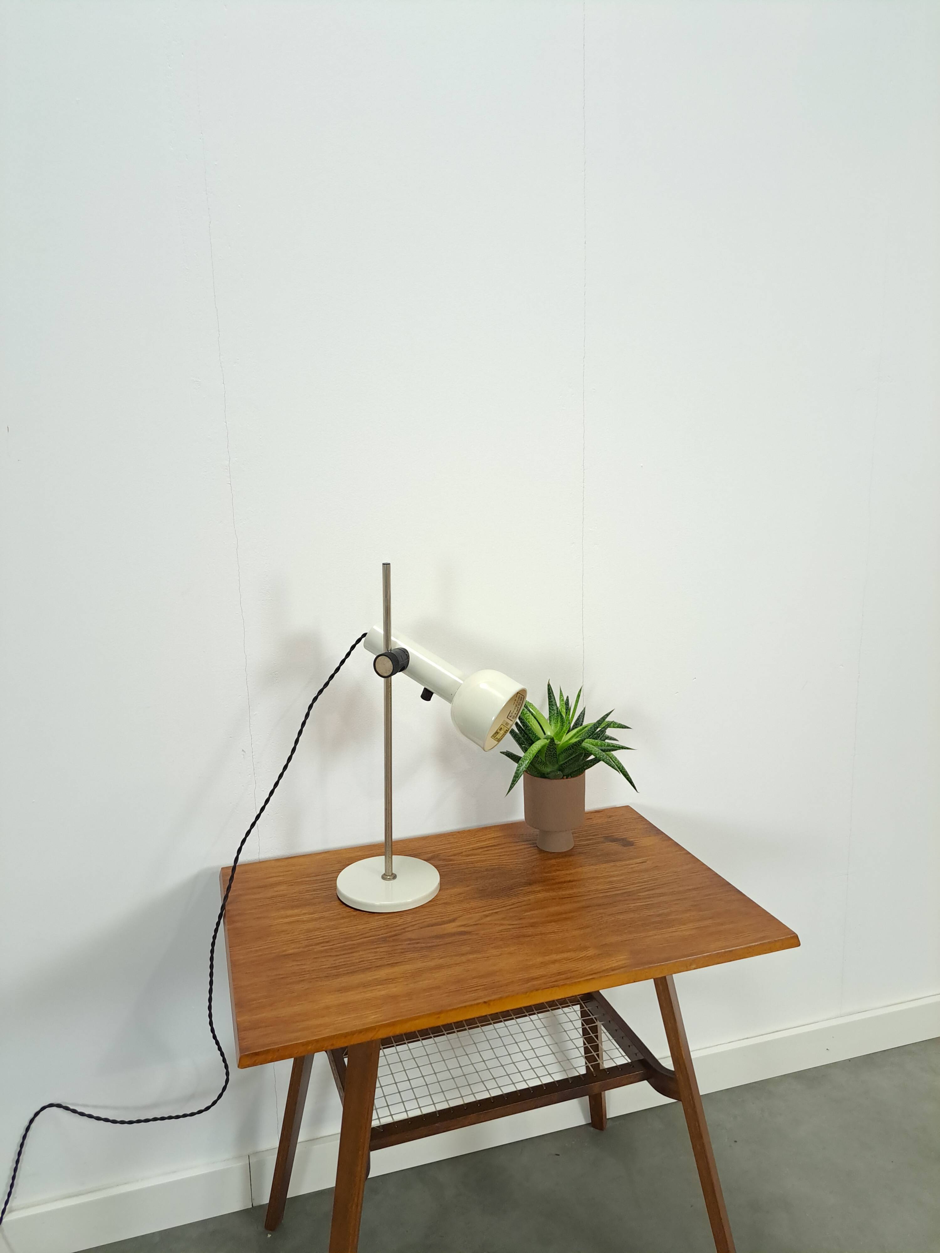 Wit metalen bureaulamp, tafellamp