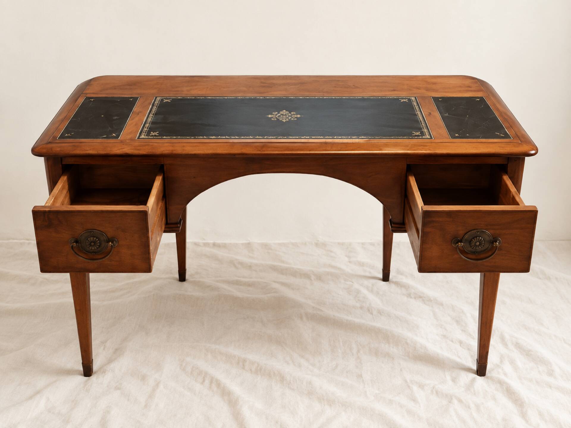 Bureau vintage façade galbée, cuir noir, bronze –compartiments secrets