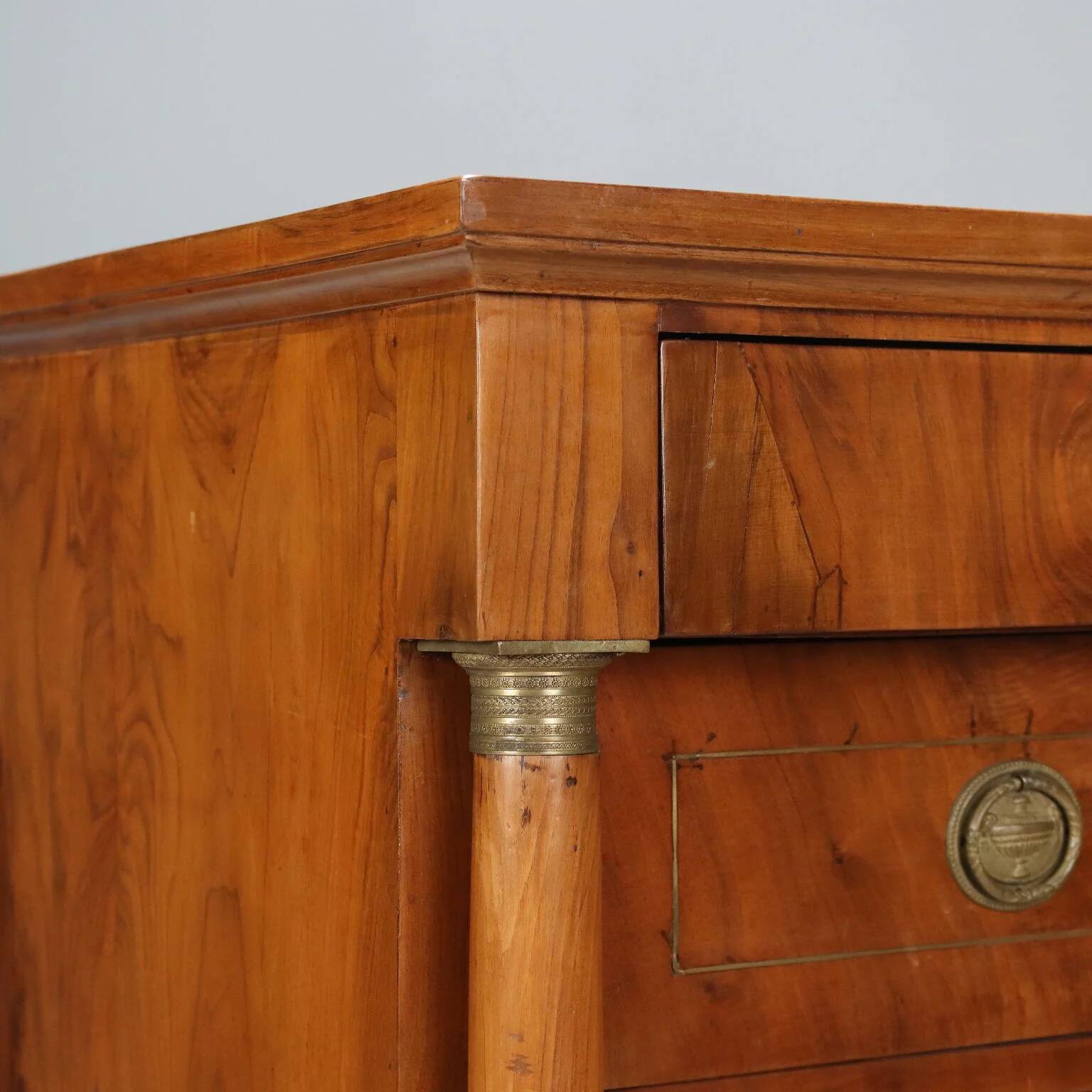 Commode Empire en noyer avec incrustations en laiton