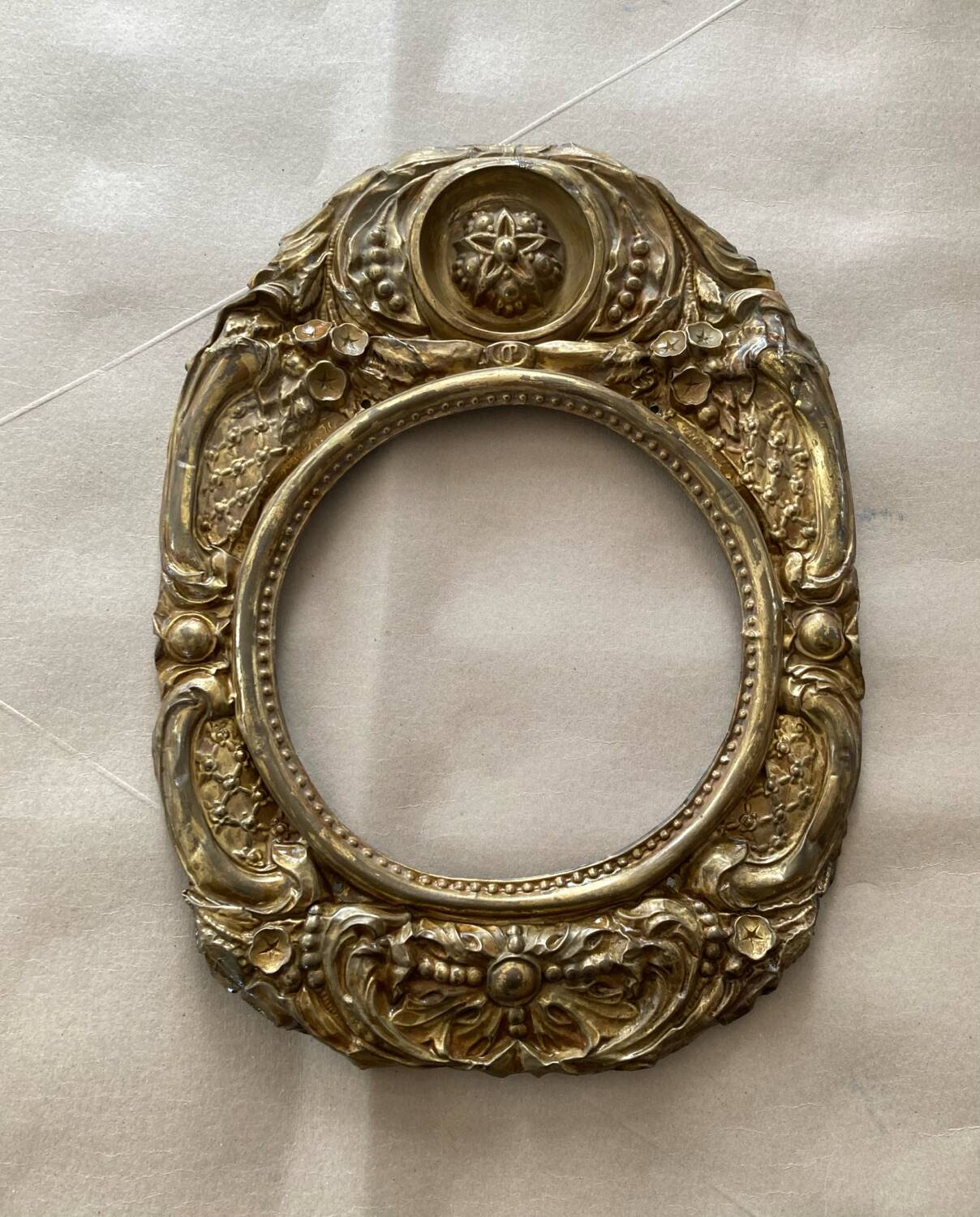 Fronton de comtoise en cuivre repoussé époque XIXe