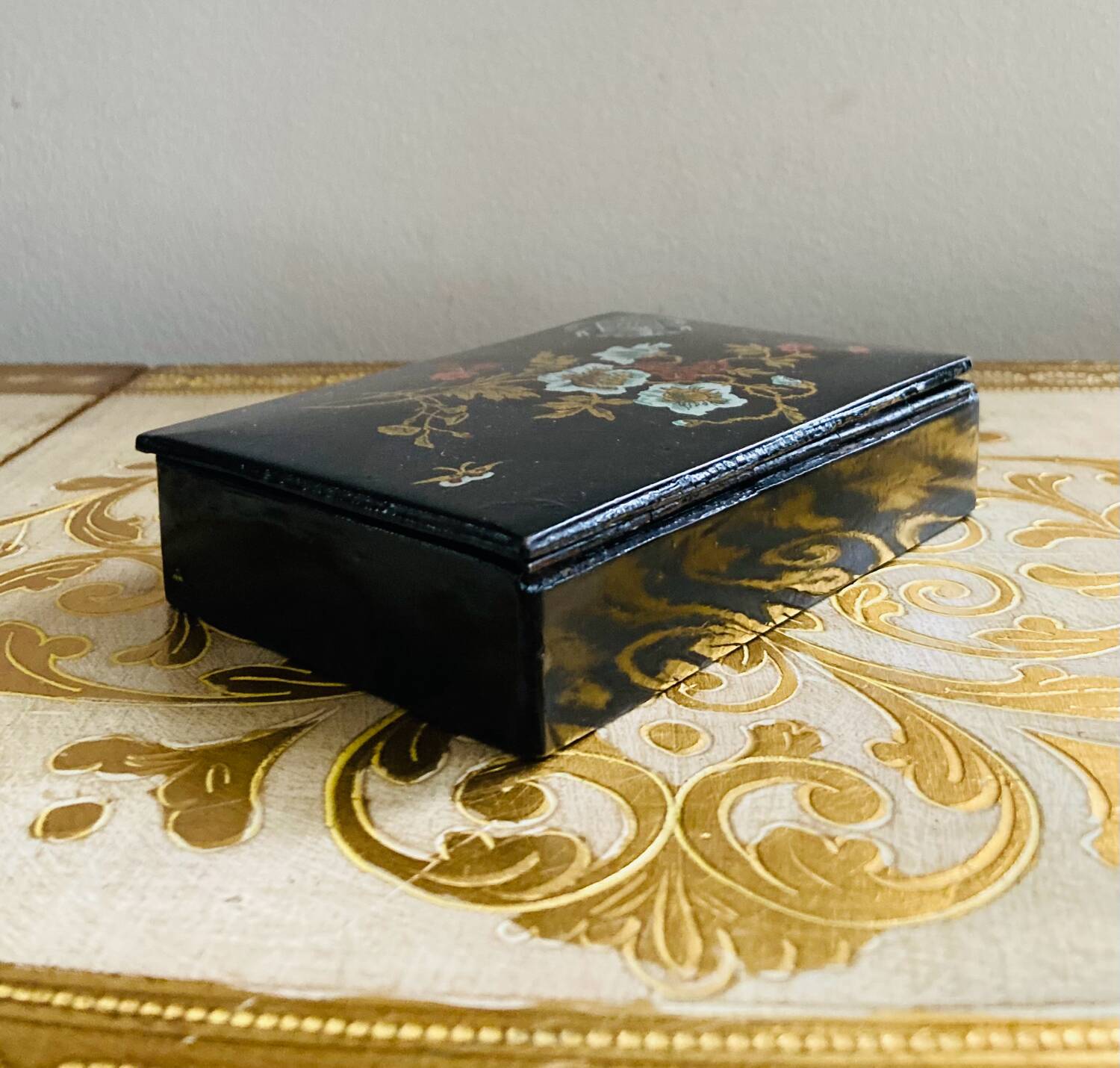 19th-century Chinese lacquer box, handmade motifs, coat of arms of PARIS
