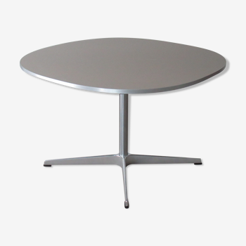 Supercircular coffee table Arne Jacobsen Fritz Hansen