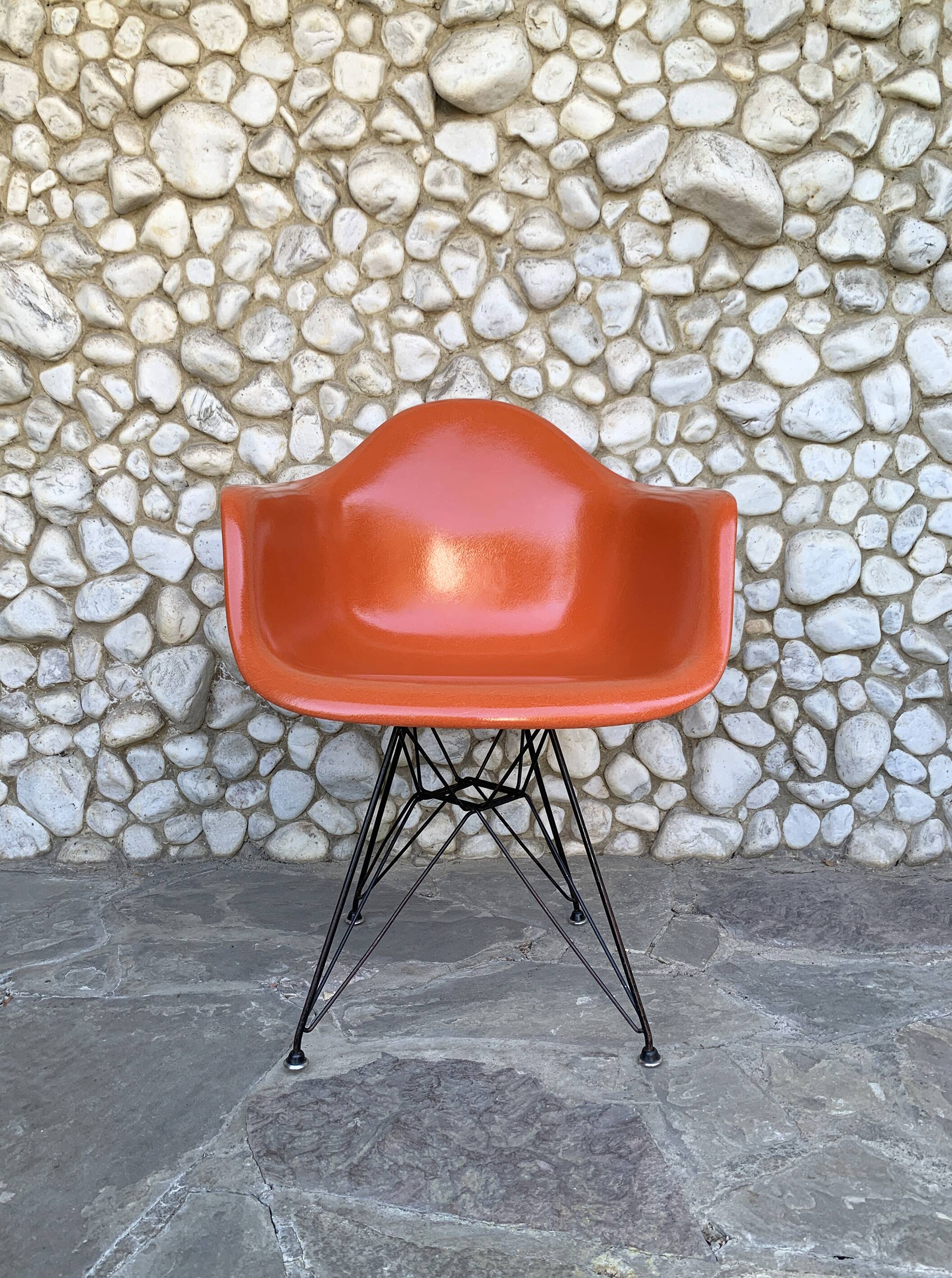 Fauteuil Eames DAR orange, base Eiffel originale, Herman Miller, 1960