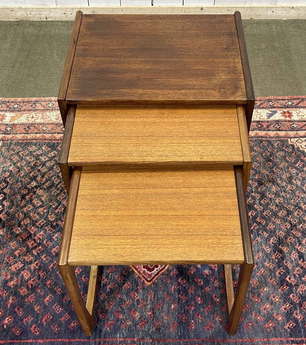 Suite de 3 tables gigognes anglaises en teck des années 70, G-Plan