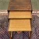 Suite de 3 tables gigognes anglaises en teck des années 70, G-Plan