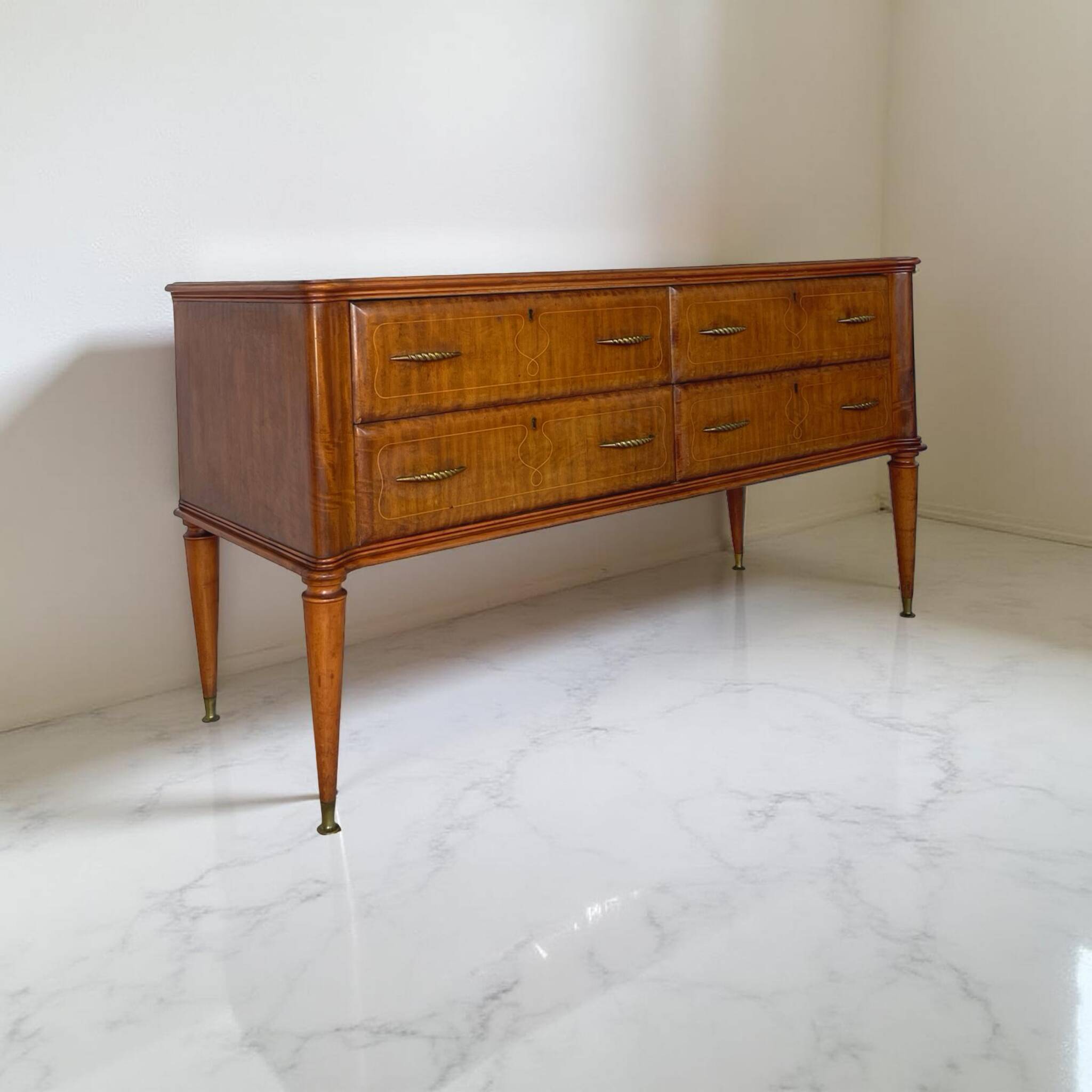 Une commode italienne vintage de style moderne du milieu du siècle